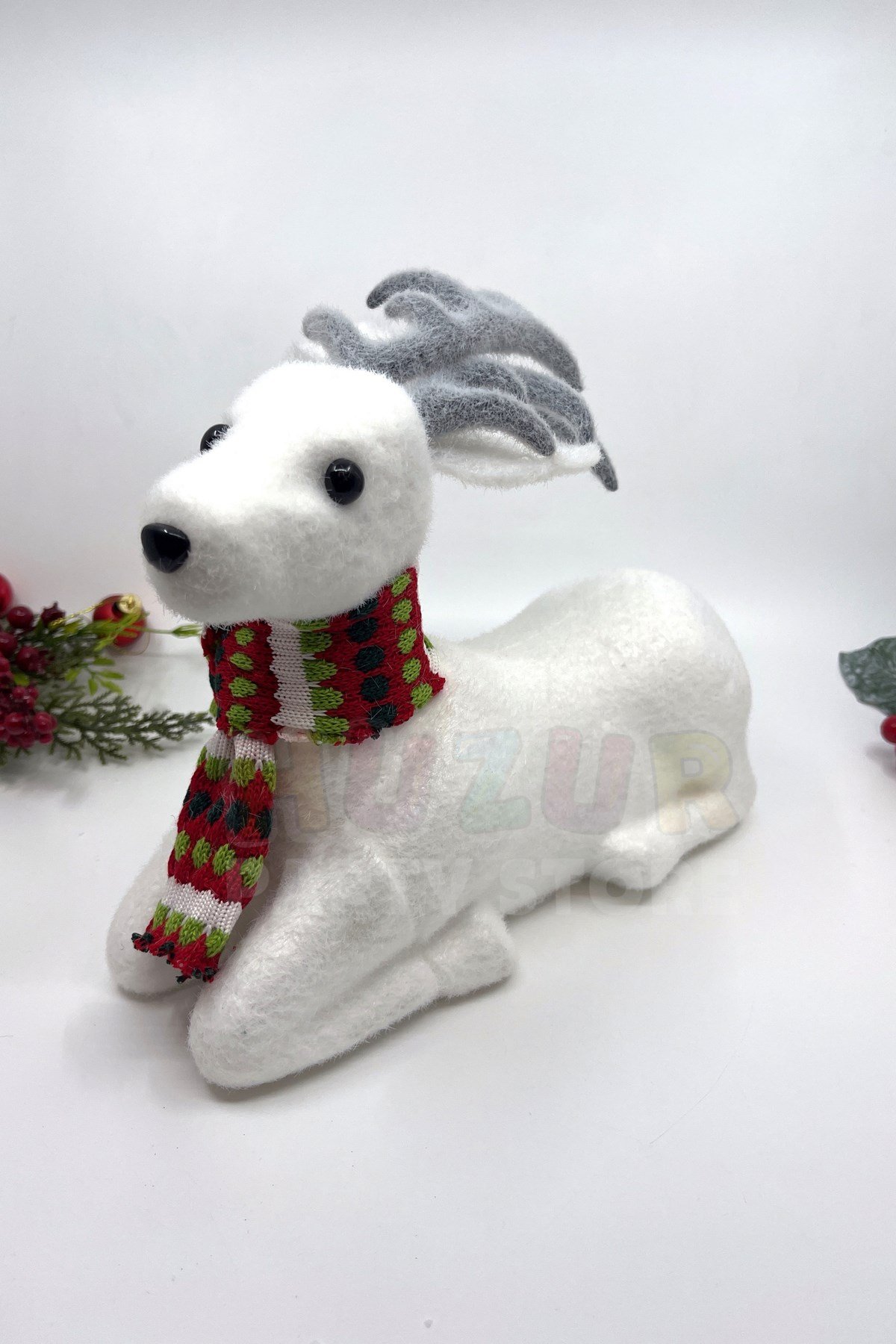 Beyaz Renkli Büyük Oturan Geyik 30x22 Cm Yılbaşı Yeni Yıl Dekoru Süet Tipi Atkı Kaşkol Detaylı