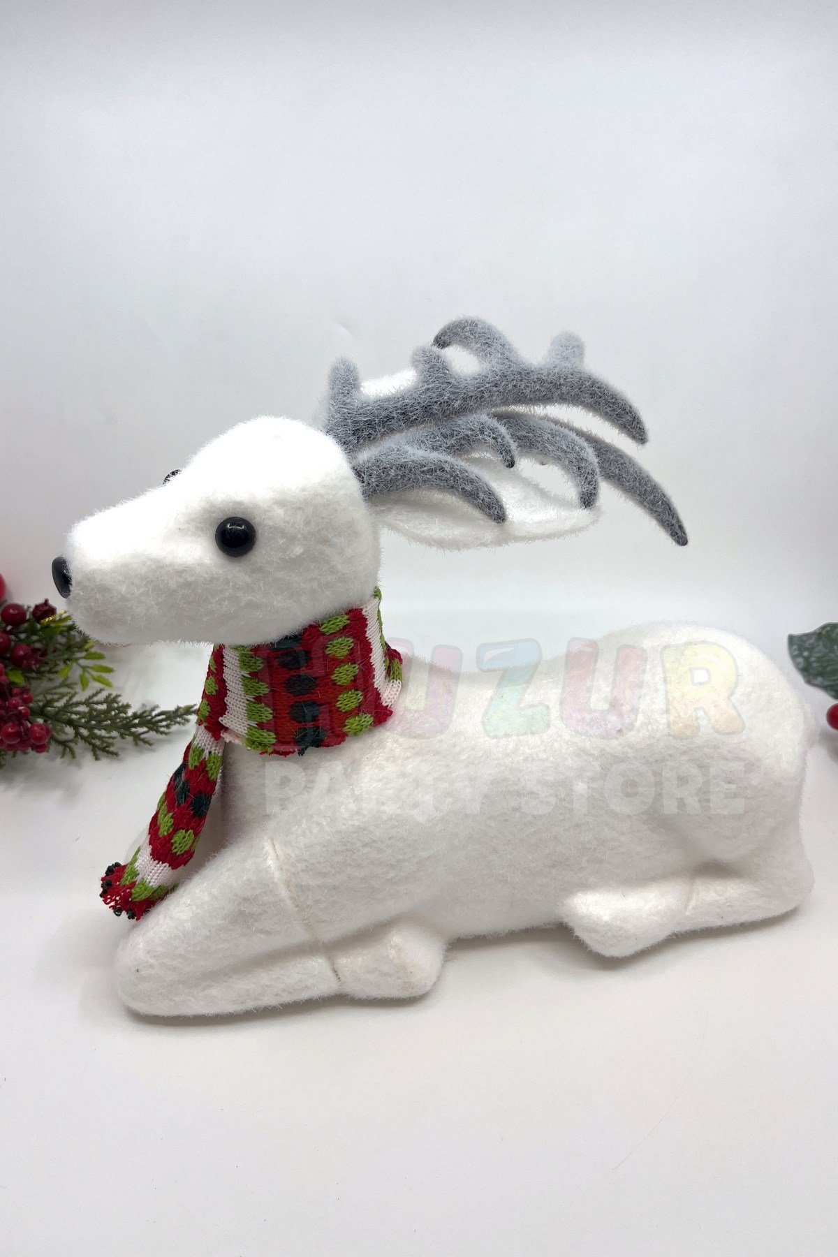 Beyaz Renkli Büyük Oturan Geyik 30x22 Cm Yılbaşı Yeni Yıl Dekoru Süet Tipi Atkı Kaşkol Detaylı