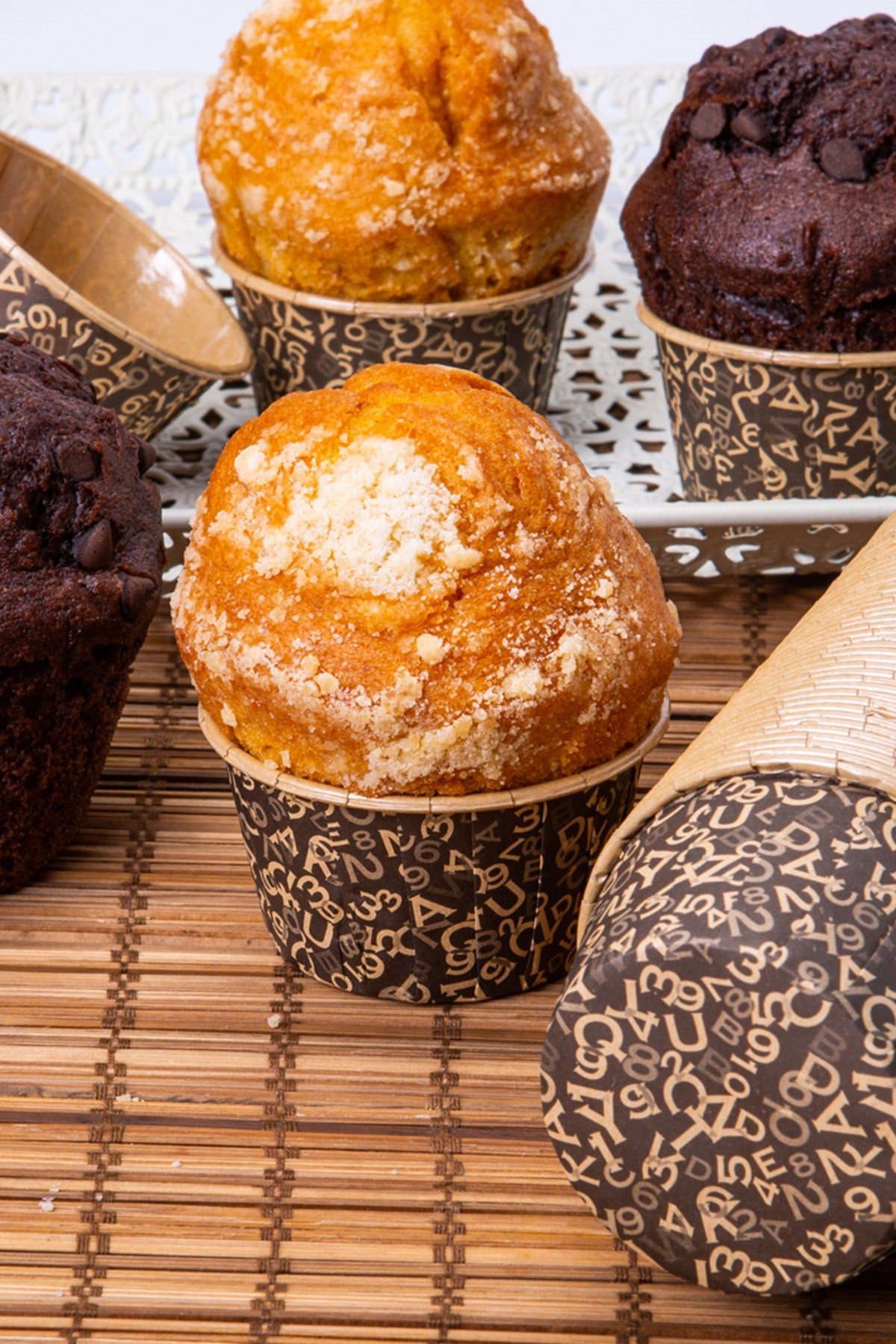 Kahverengi 50li Kek Kalıbı Harf Rakam Baskılı Fırında Dağılmayan 7x3.5 cm Muffin Cupcake Kapsülü