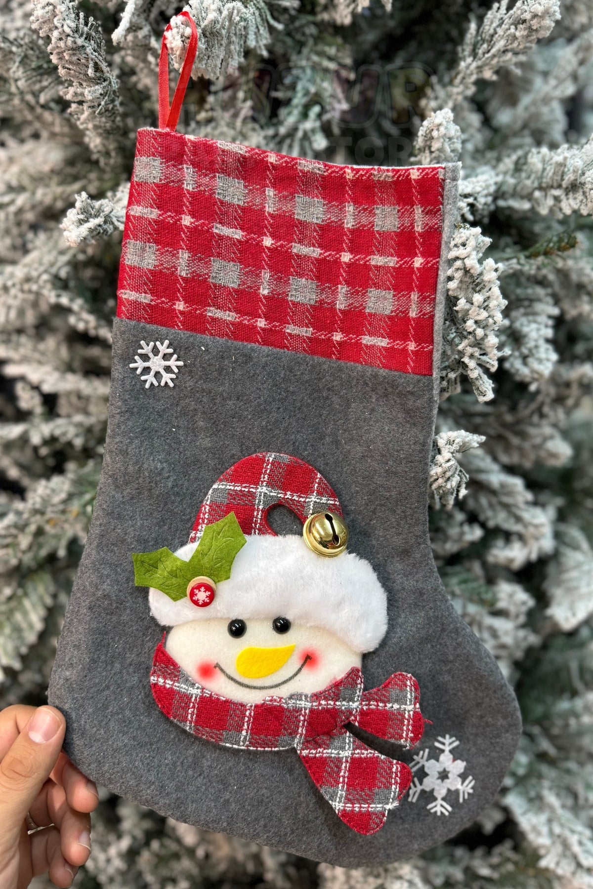 Kardan Adam Yılbaşı Peluş Çorap Kabartmalı 40x26 Cm Kırmızı Ekoseli Yeni Yıl Çam Ağacı Asılan Süs