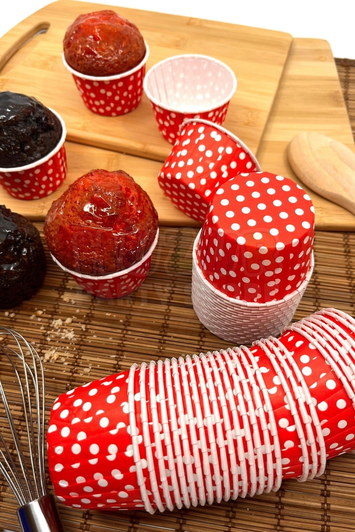 Kırmızı Puantiyeli 50li Kek Kalıbı Fırında Dağılmayan Puanlı 6.5x4 Cm Sert Karton Muffin Cupcake
