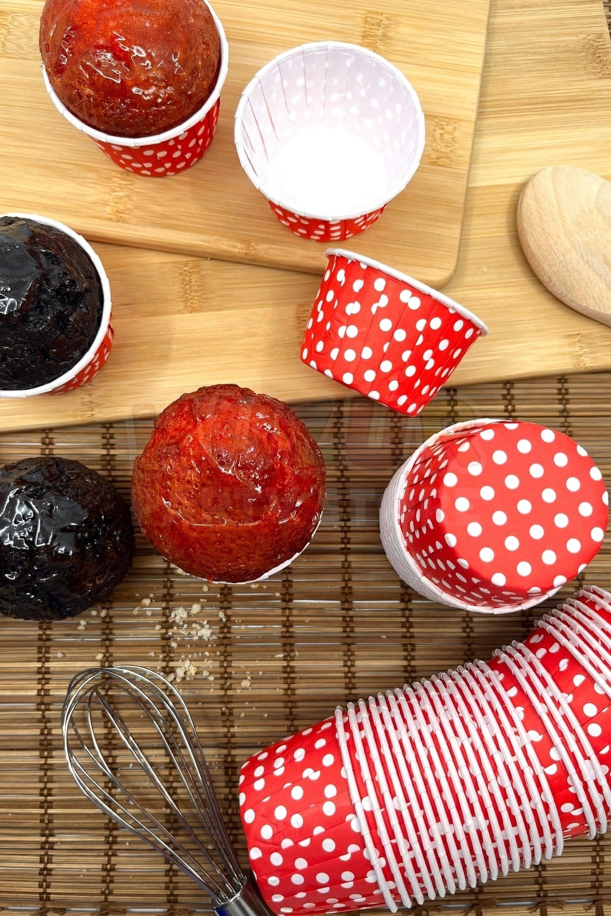 Kırmızı Puantiyeli 50li Kek Kalıbı Fırında Dağılmayan Puanlı 6.5x4 Cm Sert Karton Muffin Cupcake