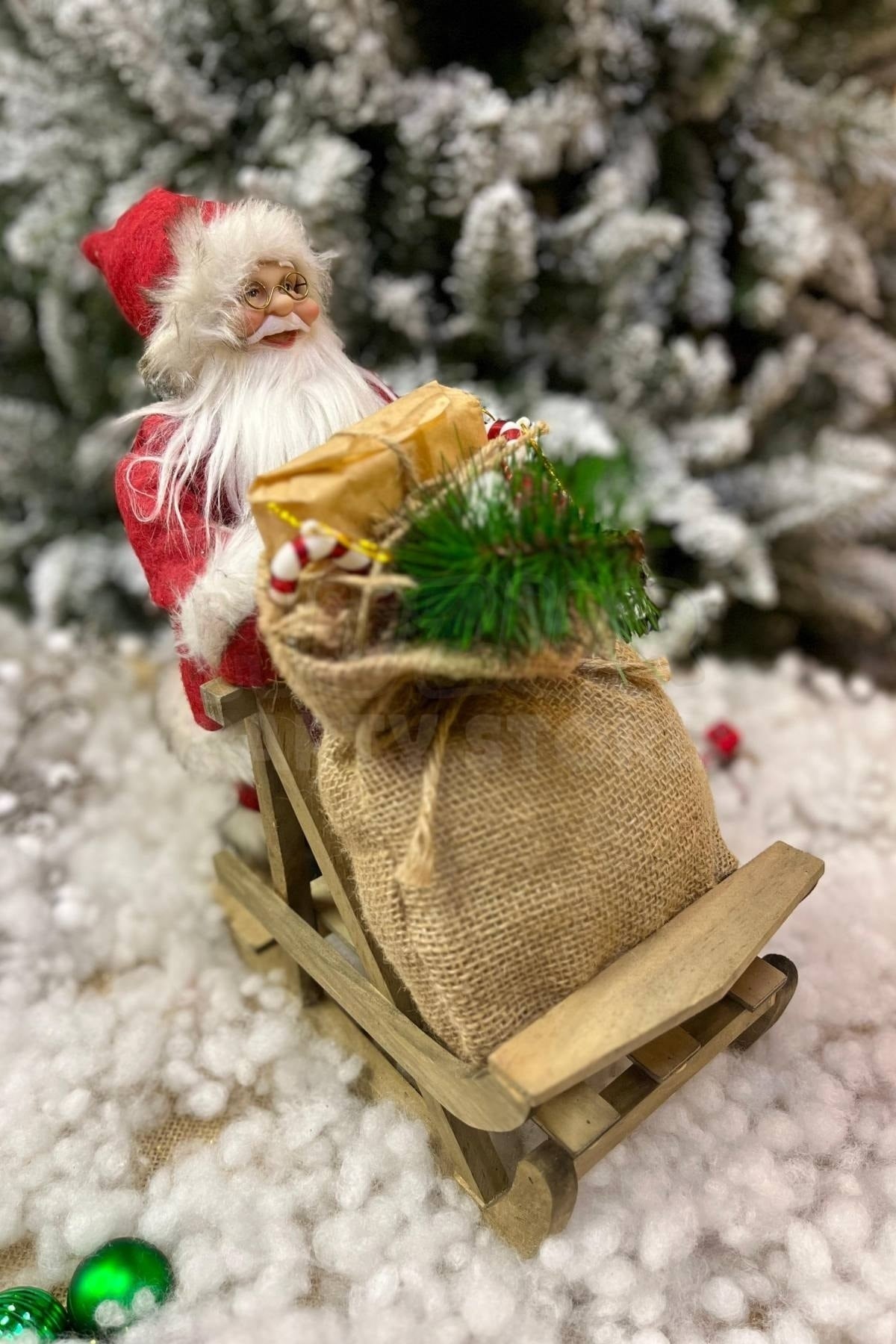Kızaklı Noel Baba 34x34 Cm Kırmızı Kürklü Kızağı Hediye Dolu Torbalı Yeni Yıl Yılbaşı Konsept Dekoru