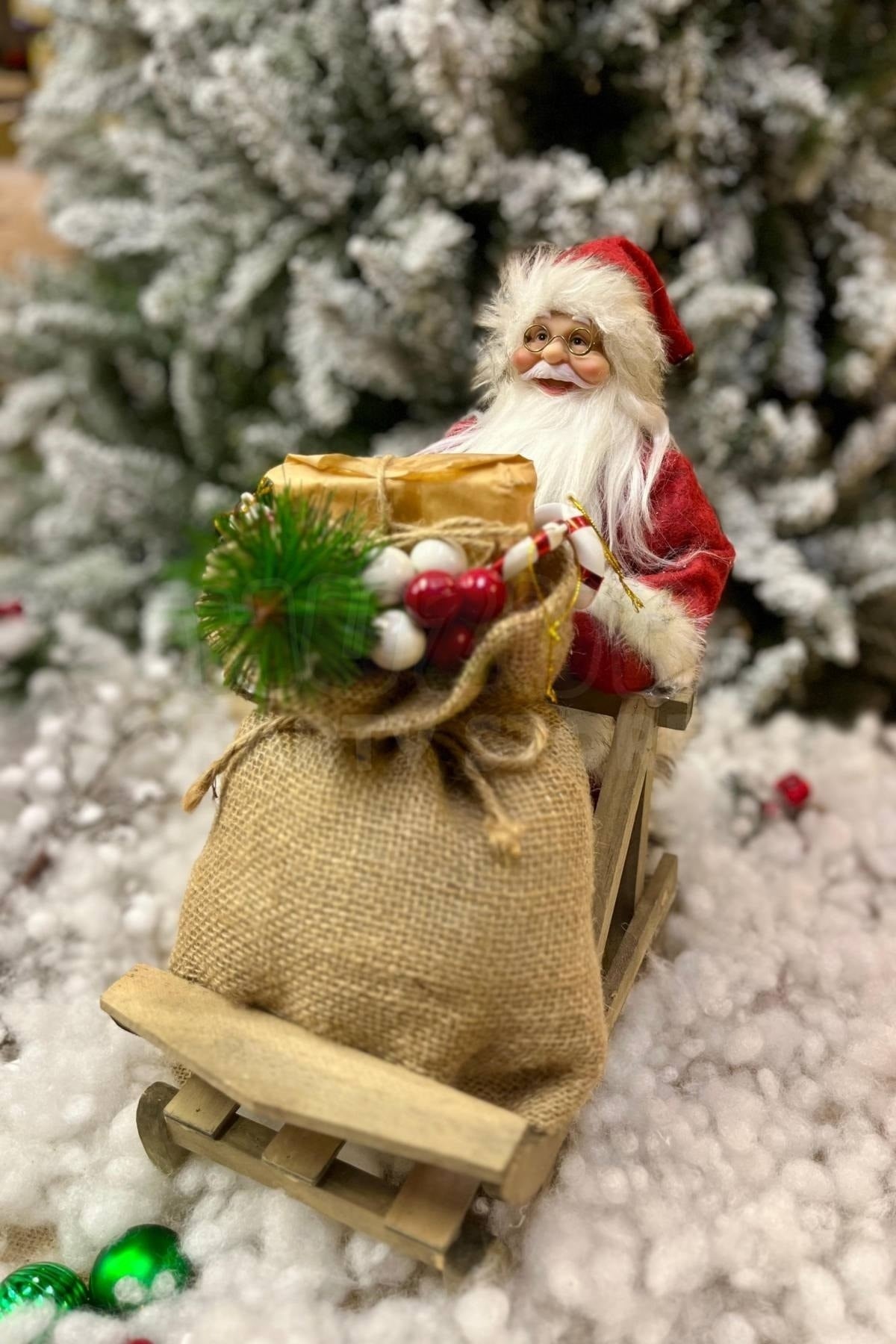 Kızaklı Noel Baba 34x34 Cm Kırmızı Kürklü Kızağı Hediye Dolu Torbalı Yeni Yıl Yılbaşı Konsept Dekoru