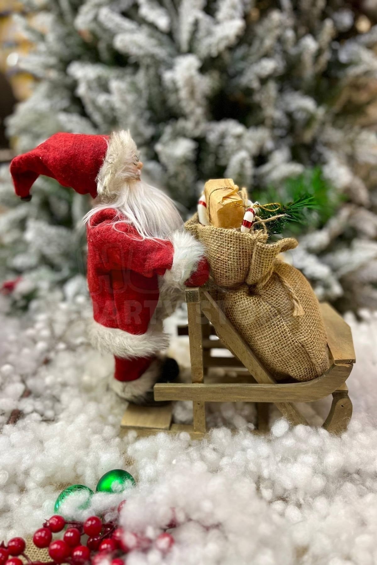 Kızaklı Noel Baba 34x34 Cm Kırmızı Kürklü Kızağı Hediye Dolu Torbalı Yeni Yıl Yılbaşı Konsept Dekoru