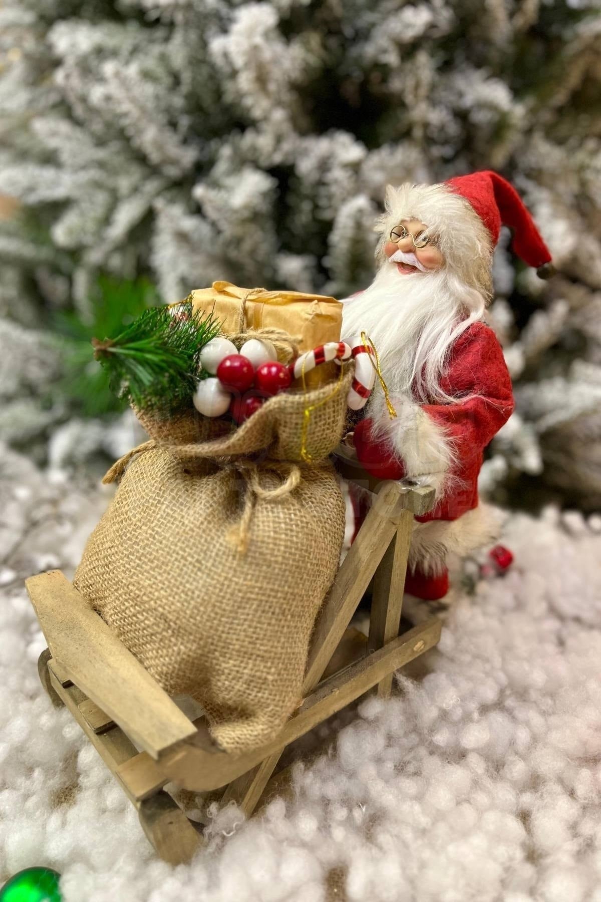 Kızaklı Noel Baba 34x34 Cm Kırmızı Kürklü Kızağı Hediye Dolu Torbalı Yeni Yıl Yılbaşı Konsept Dekoru