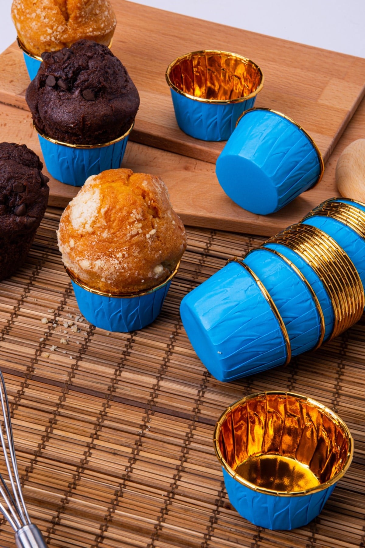 Mavi Parlak Karton 25li Kek Kalıbı Kenarı Gold Kaplama Fırında Dağılmayan 6.5x4 cm Muffin Cupcake