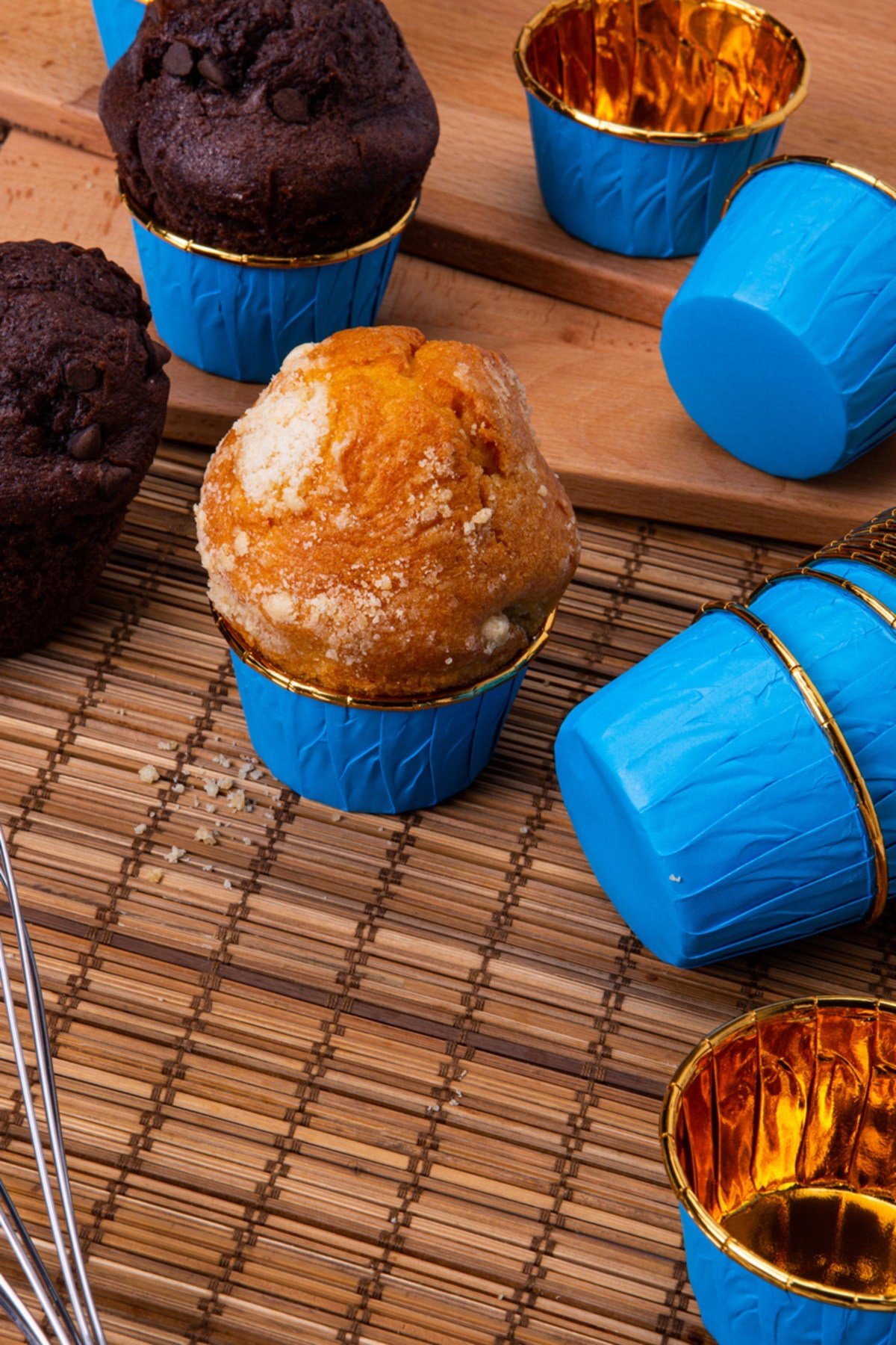 Mavi Parlak Karton 25li Kek Kalıbı Kenarı Gold Kaplama Fırında Dağılmayan 6.5x4 cm Muffin Cupcake