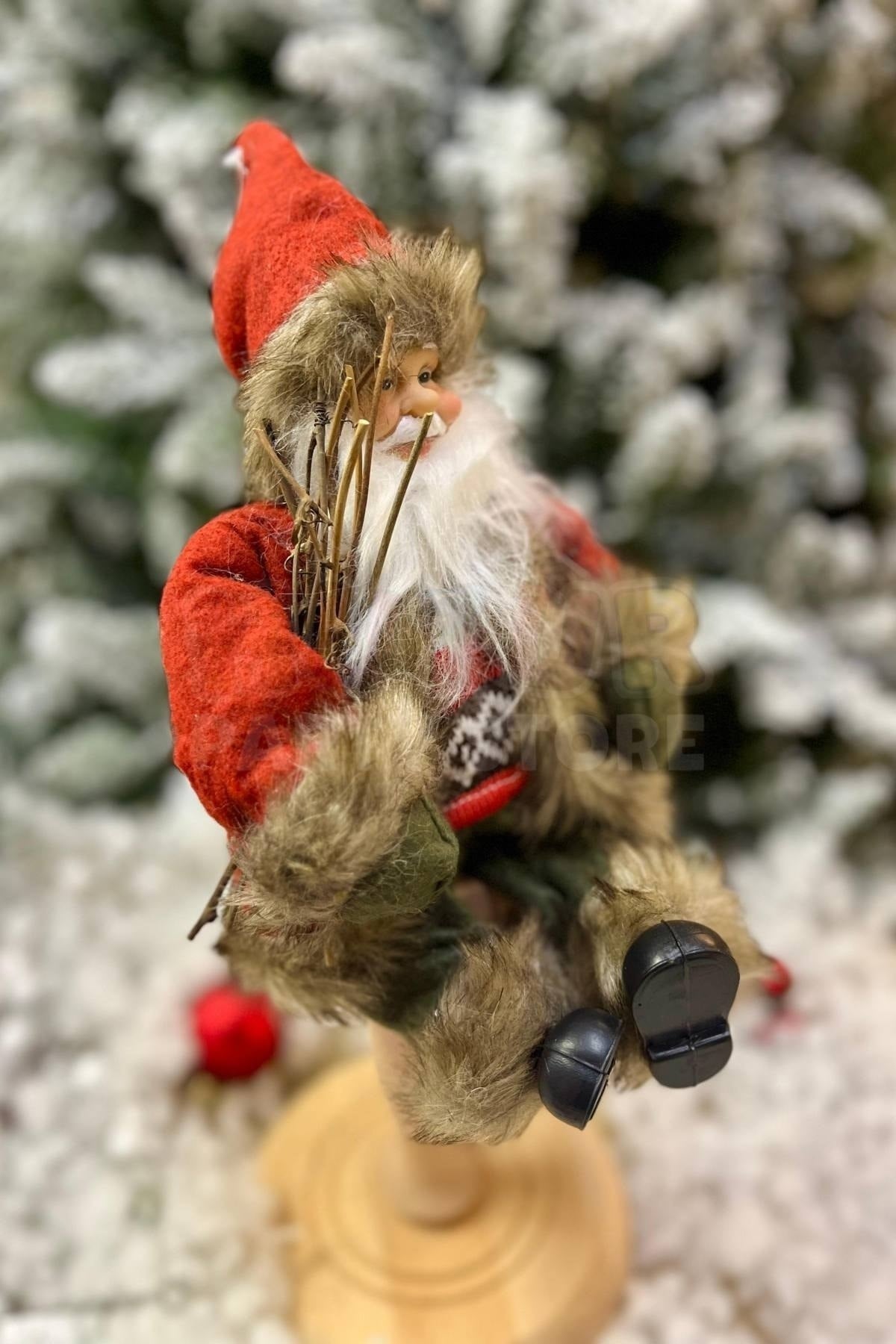 Oturan Noel Baba 30 Cm Kırmızı Kürklü Çalı Odun Detaylı Oturabilen Yılbaşı Yeni Konsept Dekoru