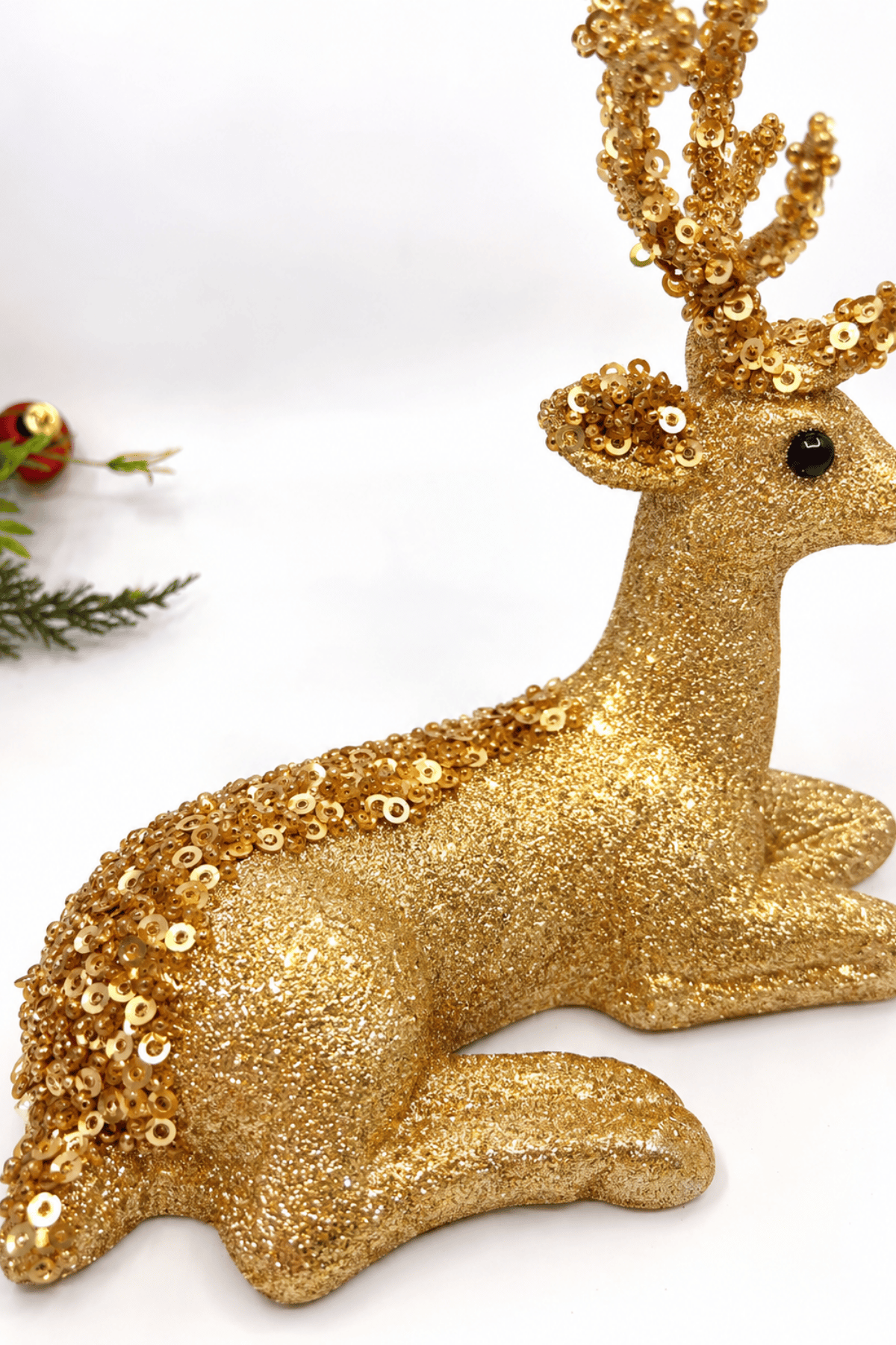 Parlak Gold Renkli Oturan Zarif Geyik Simli 20x20 Cm Sırtı  Pul Detaylı Yeni Yıl Yılbaşı Süsü Dekoru