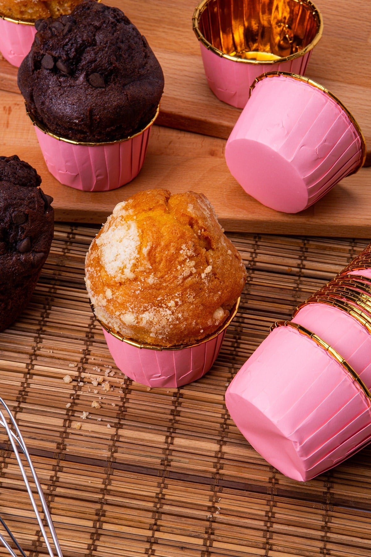 Pembe Parlak Karton 25li Kek Kalıbı Kenarı Gold Kaplama Fırında Dağılmayan 6.5x4 Cm Muffin Cupcake