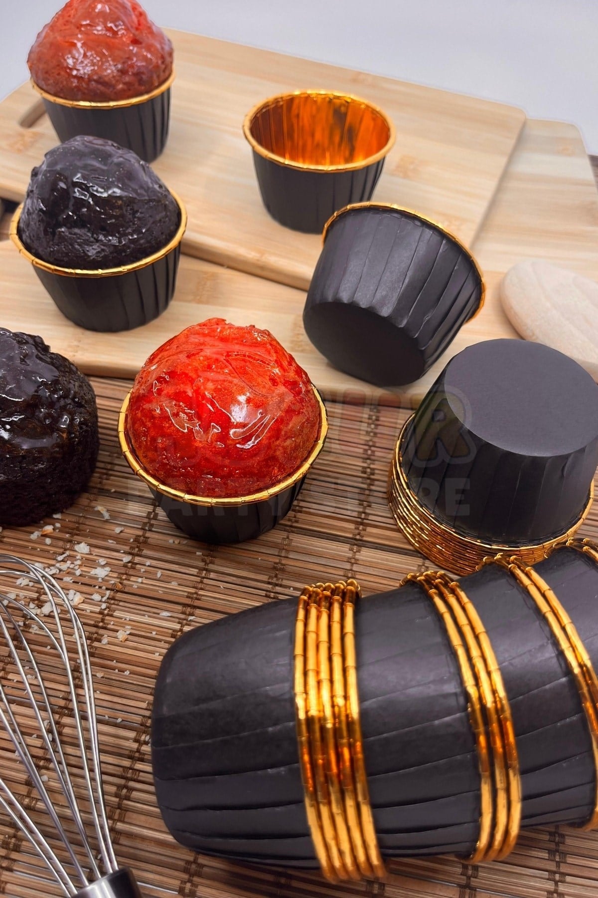 Siyah Parlak Karton 25li Kek Kalıbı Kenarı Içi Gold Kaplama Fırında Dağılmayan 6.5x4 Cm Muffin Kabı
