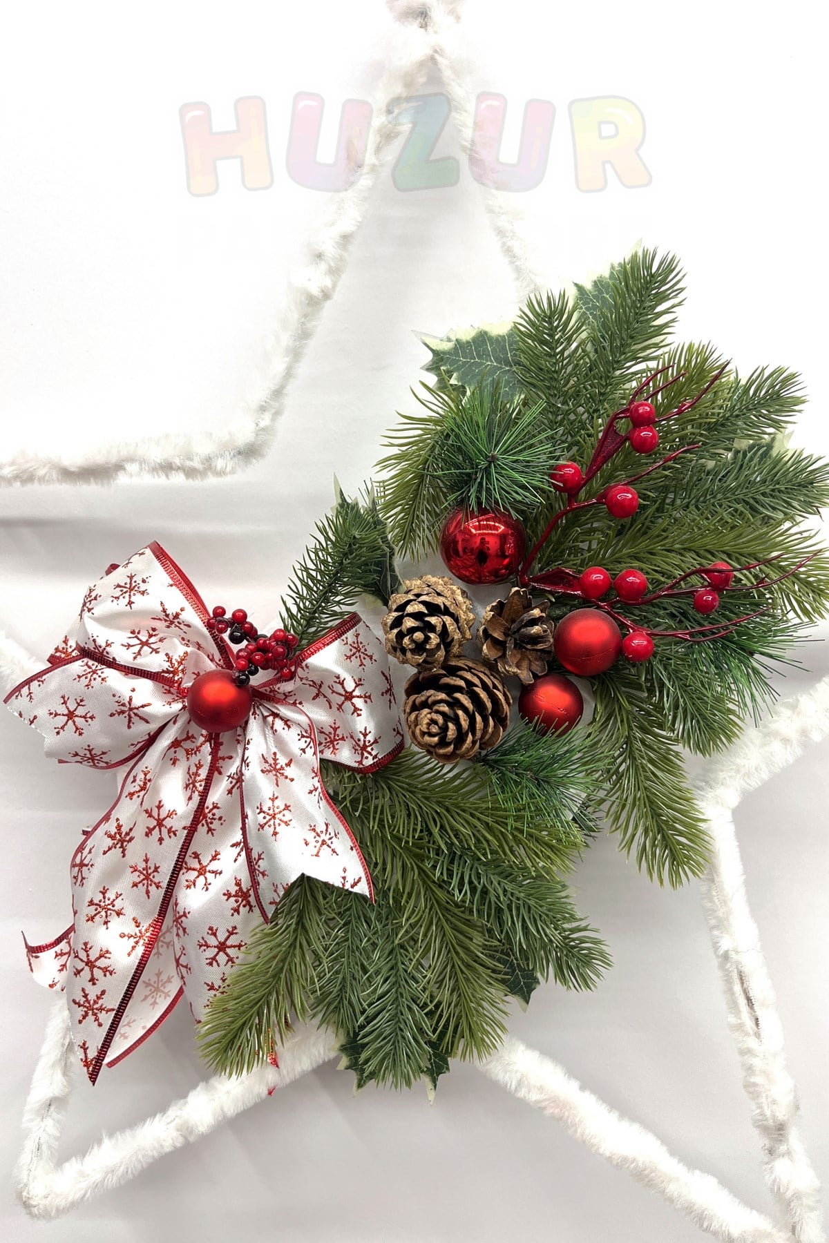 Yılbaşı Kapı Süsü 60x60 Cm Yıldız Şeklinde Çam Süslü Kurdele Kozalak Kırmızı Berry Stick Top Detaylı