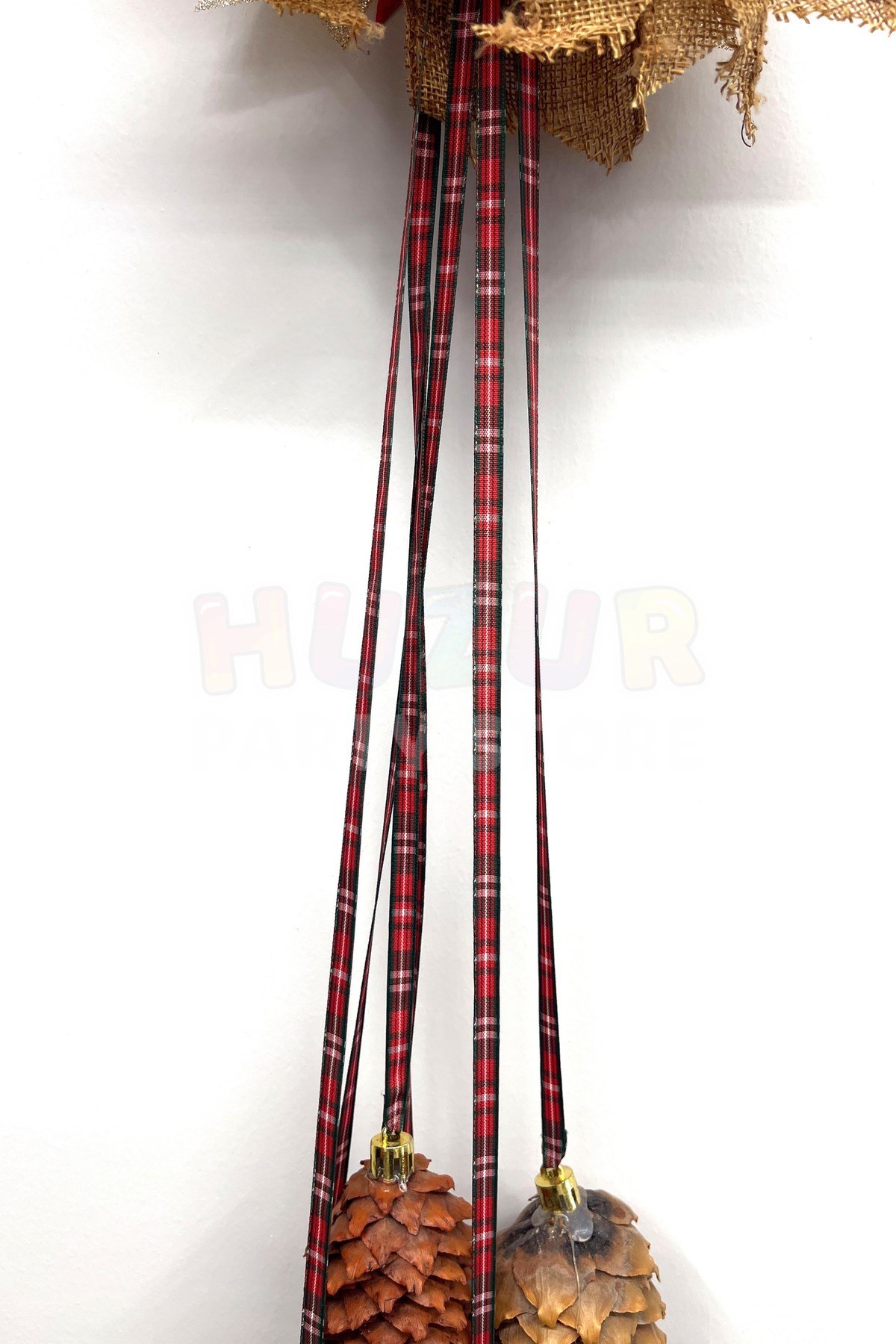 Yılbaşı Kapı Süsü 75 Cm Hasır Fiyonk Yeni Yıl Temalı Geyik Kurdele Sarkan Renkli Kozalaklar Detaylı