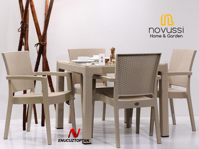 Novussi Rattan Camlı Kare Masa + 4 Adet Paris Koltuk Sandalye Kahverengi | ID1244