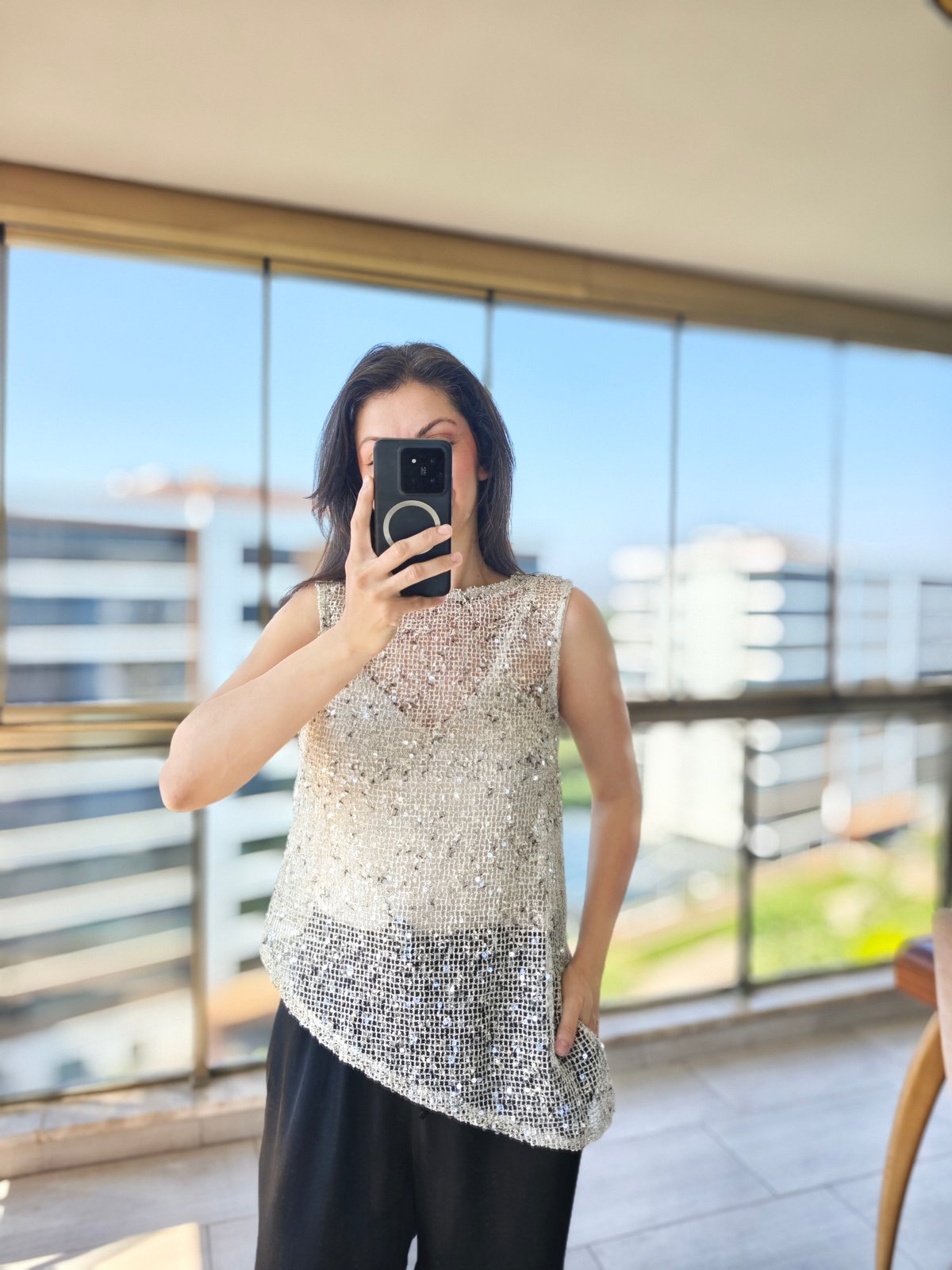 İçi Atletli Asimetrik Kesim Pullu Bluz