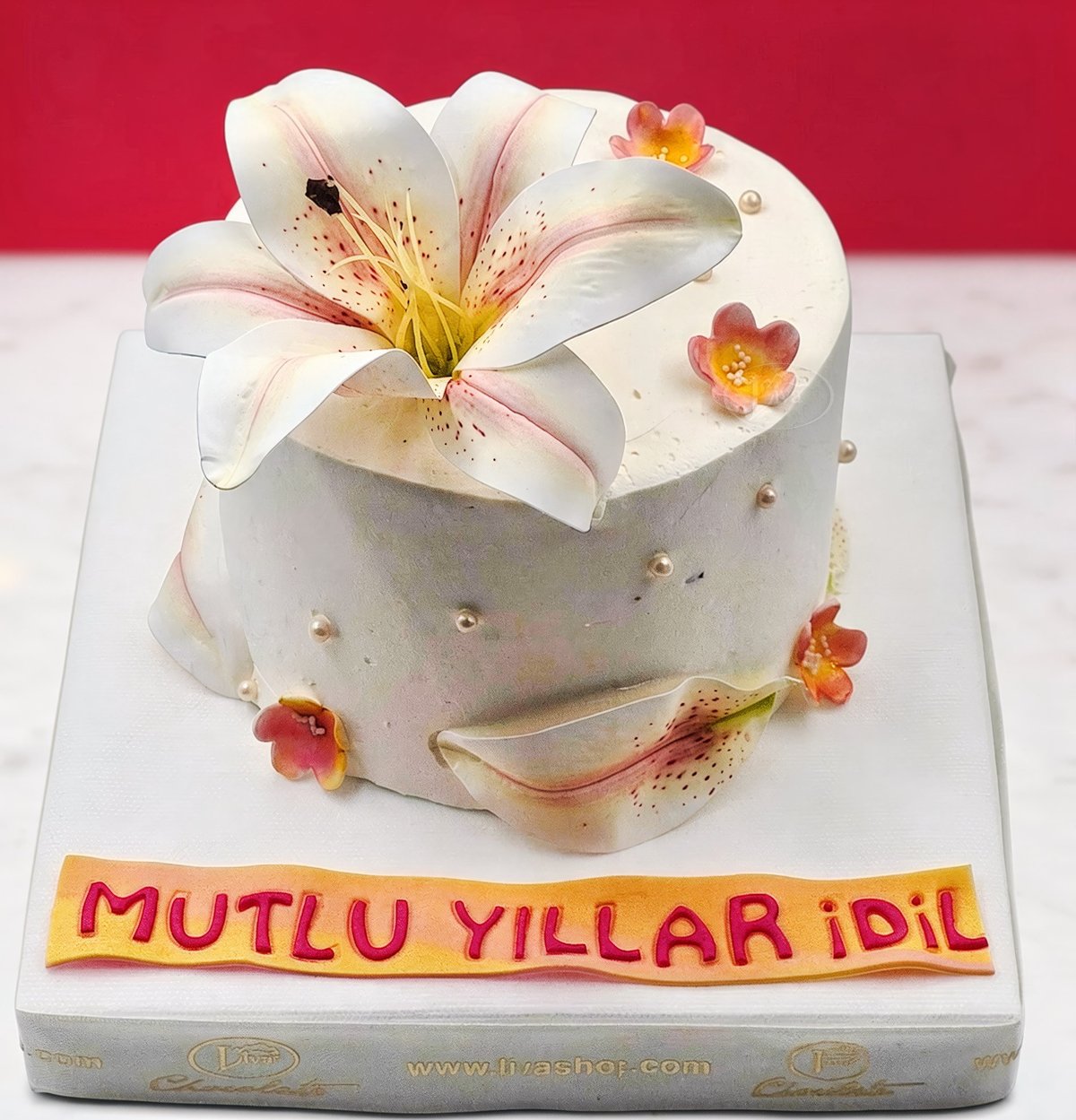 Beyaz Lilyum Zarafeti Özel Pasta