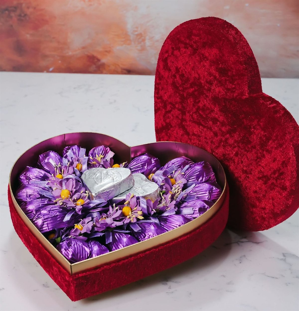Kalp Kutuda Çiçekli Mor Dekorlu Çikolata