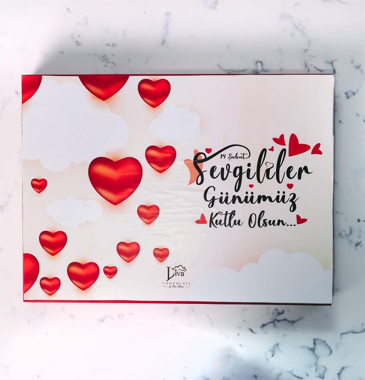 Kalpler ve Bulutlar Tasarımlı Kutu (42 Adet Yaldızlı Kalp Çikolata)