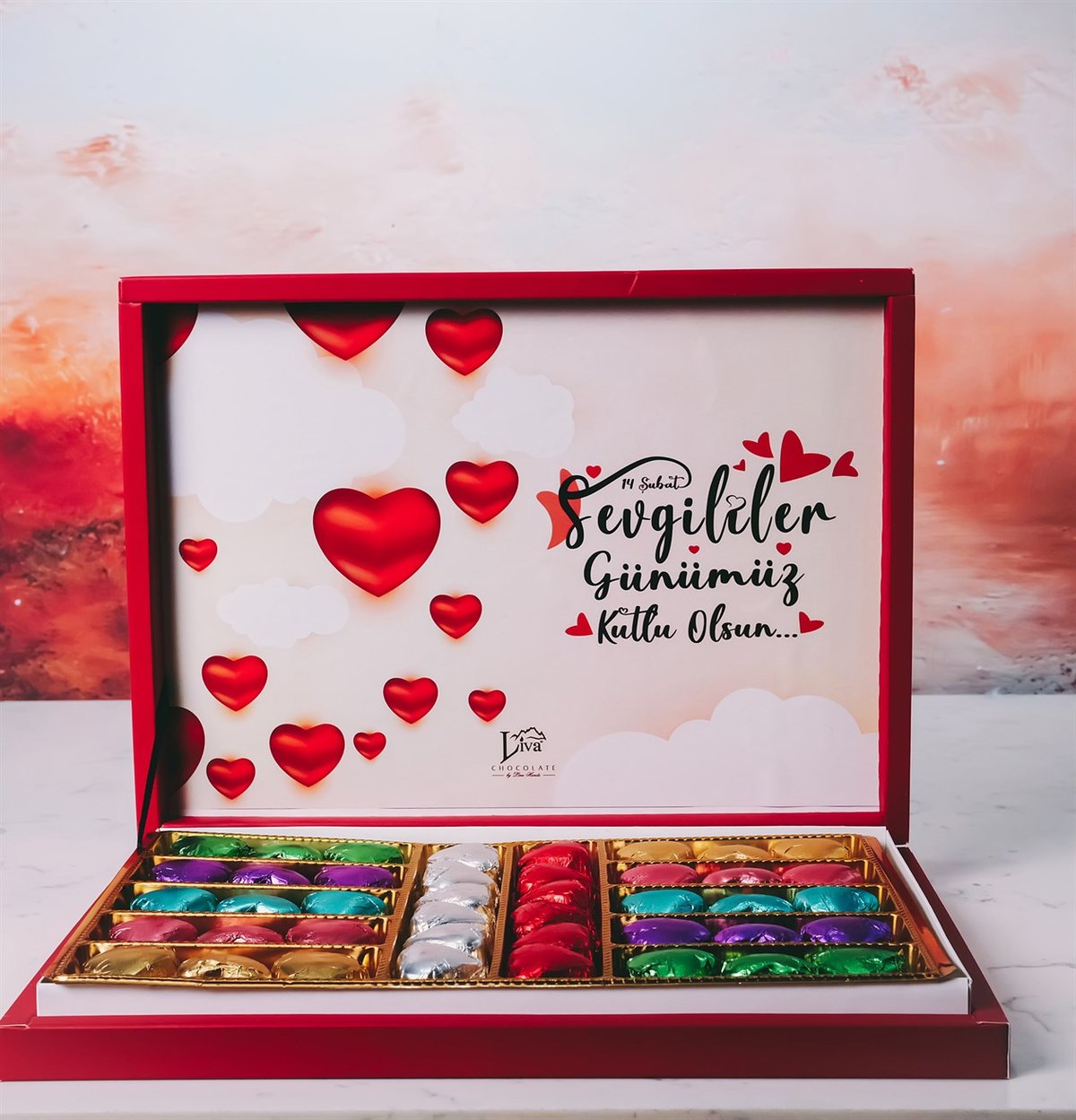 Kalpler ve Bulutlar Tasarımlı Kutu (42 Adet Yaldızlı Kalp Çikolata)