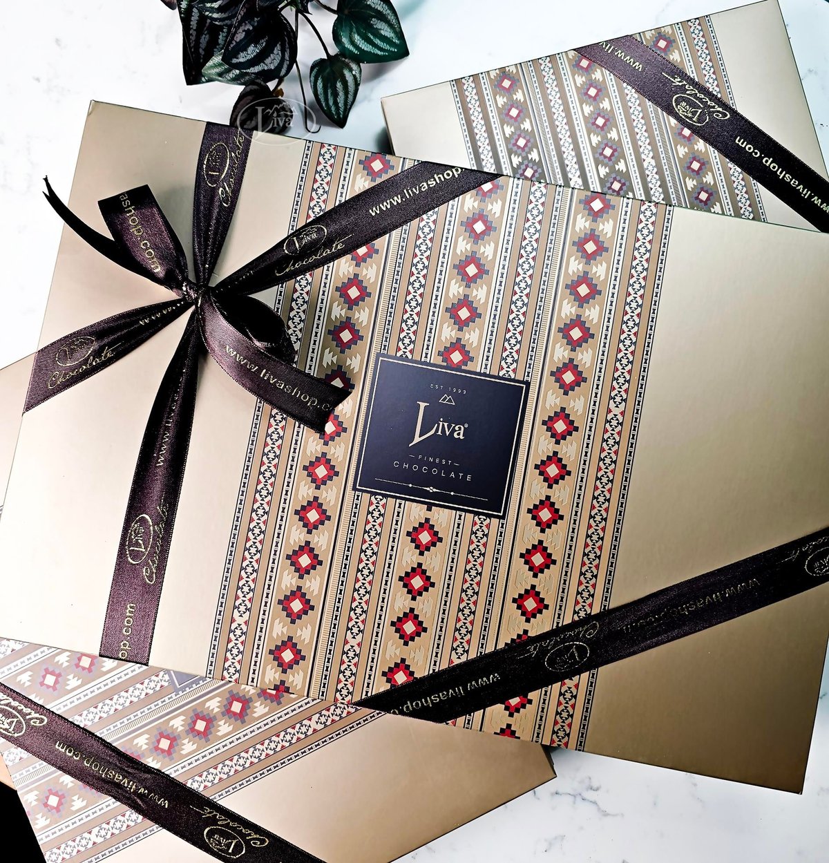 Kilim Desenli Kutu Karma Çikolata
