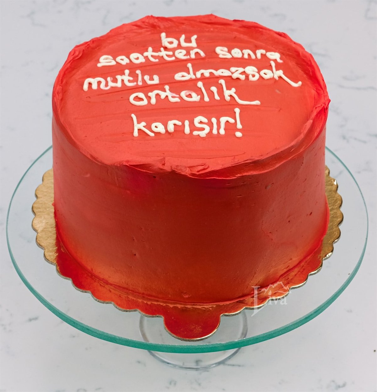 Kırmızı Aforizmalı Pasta