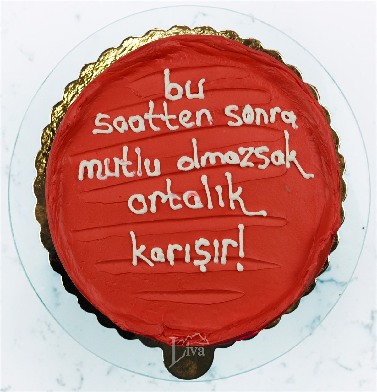 Kırmızı Aforizmalı Pasta