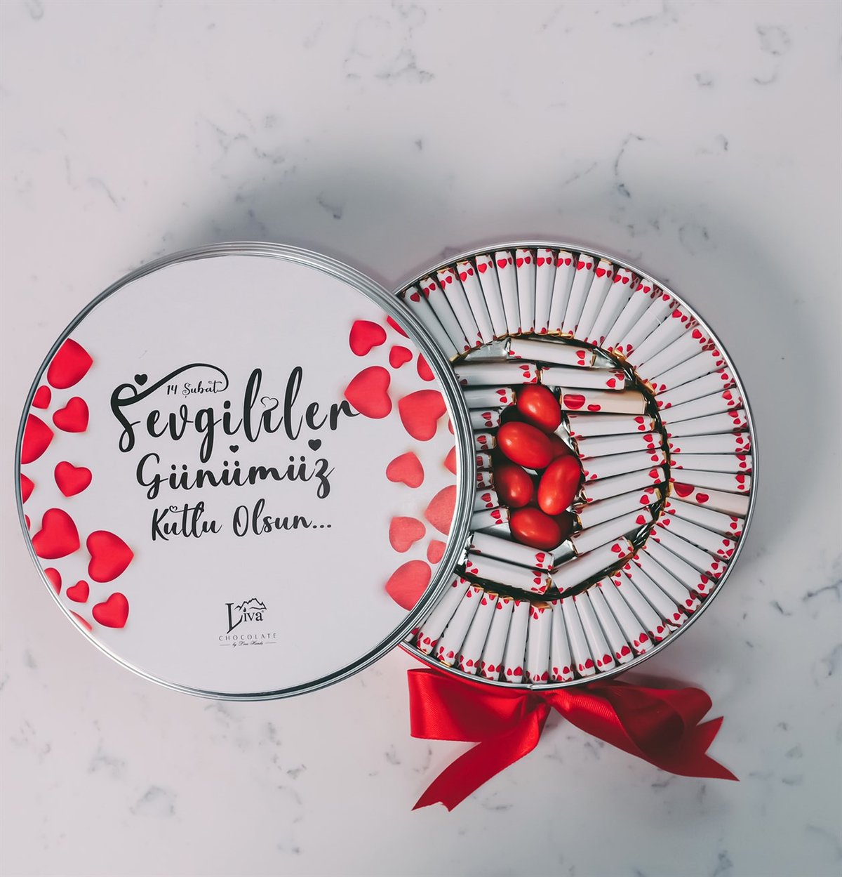 Metal Kutu Beyaz Işıklı Kalpler Tasarım (80 Adet Napoliten Çikolata)