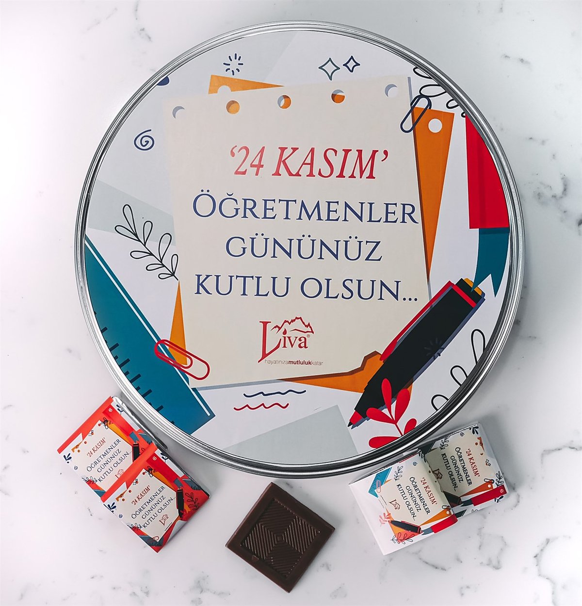 Metal Kutu Öğretmenler Günü Çikolatası Beyaz Tasarım (80 Adet Napoliten Çikolata)