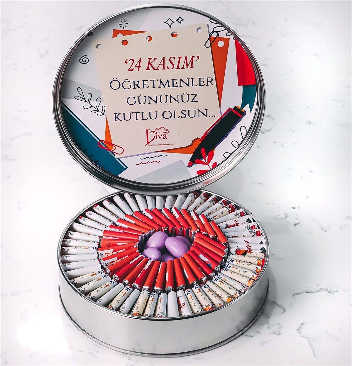Metal Kutu Öğretmenler Günü Çikolatası Beyaz Tasarım (80 Adet Napoliten Çikolata)