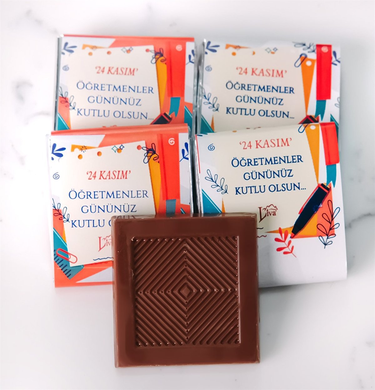 Metal Kutu Öğretmenler Günü Çikolatası Beyaz Tasarım (80 Adet Napoliten Çikolata)