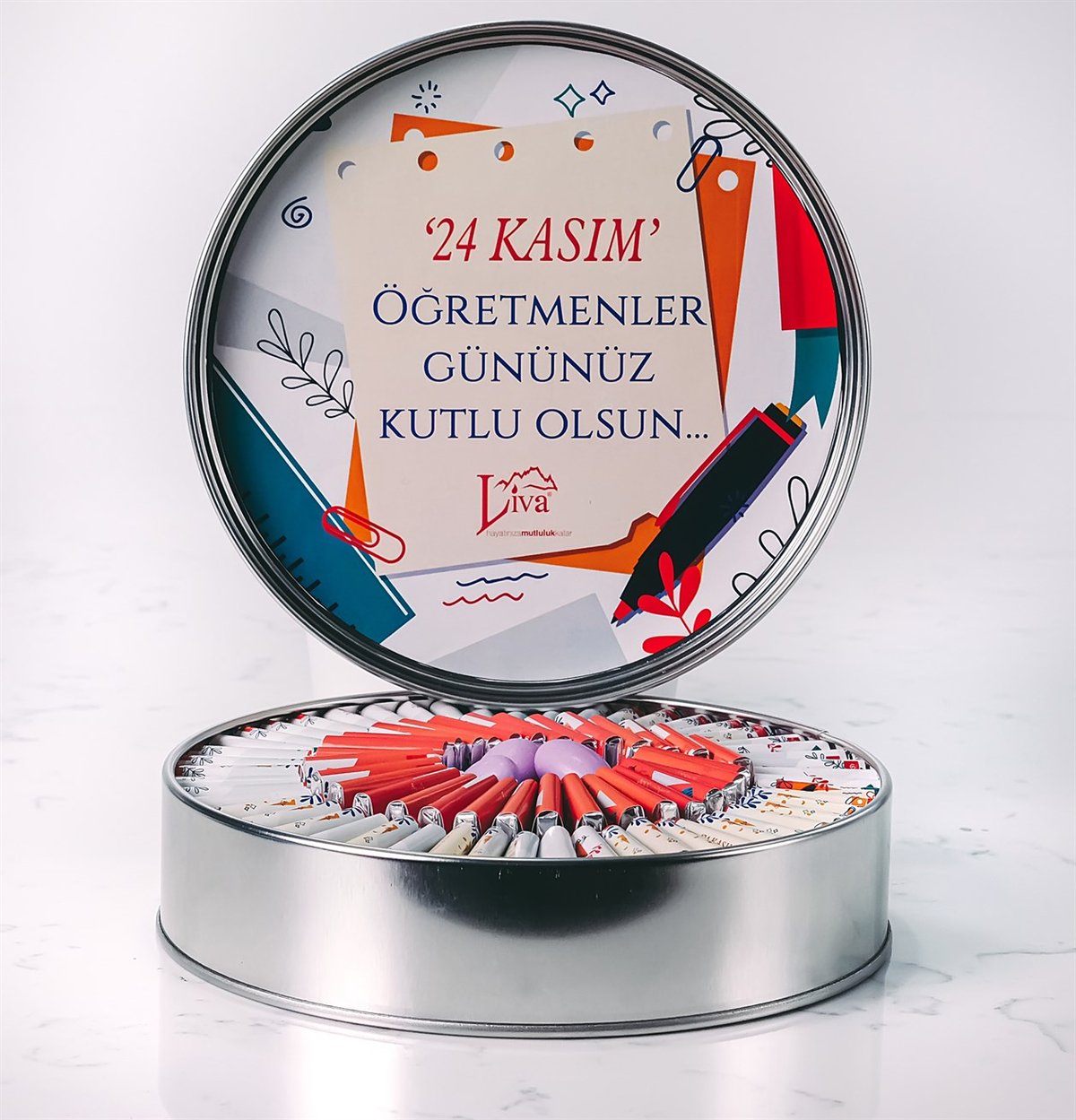 Metal Kutu Öğretmenler Günü Çikolatası Beyaz Tasarım (80 Adet Napoliten Çikolata)