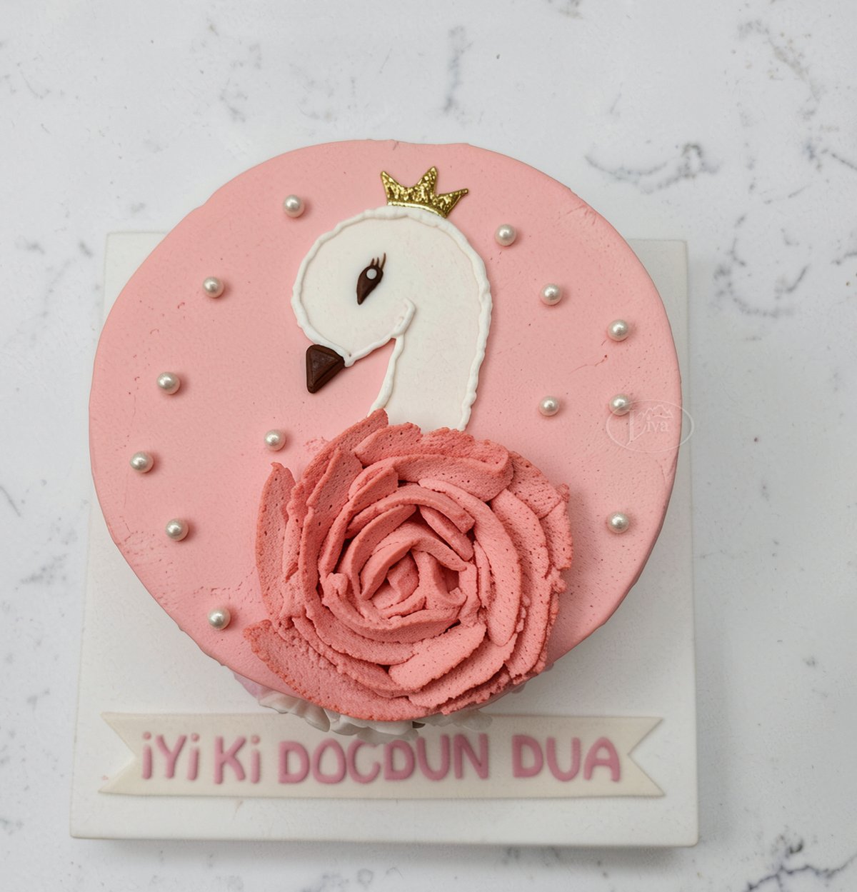 Pembe Kuğu ve Çiçek Çelengi Özel Pasta