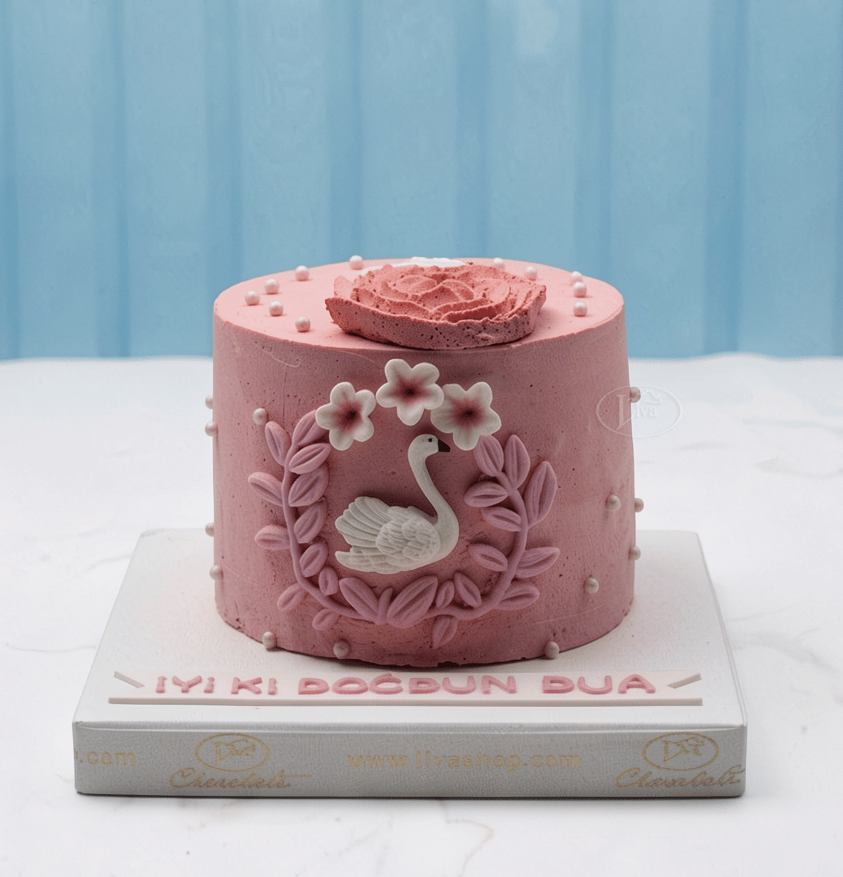 Pembe Kuğu ve Çiçek Çelengi Özel Pasta