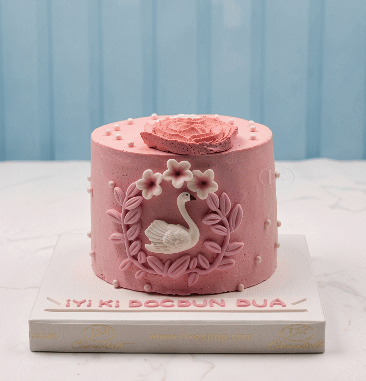 Pembe Kuğu ve Çiçek Çelengi Özel Pasta
