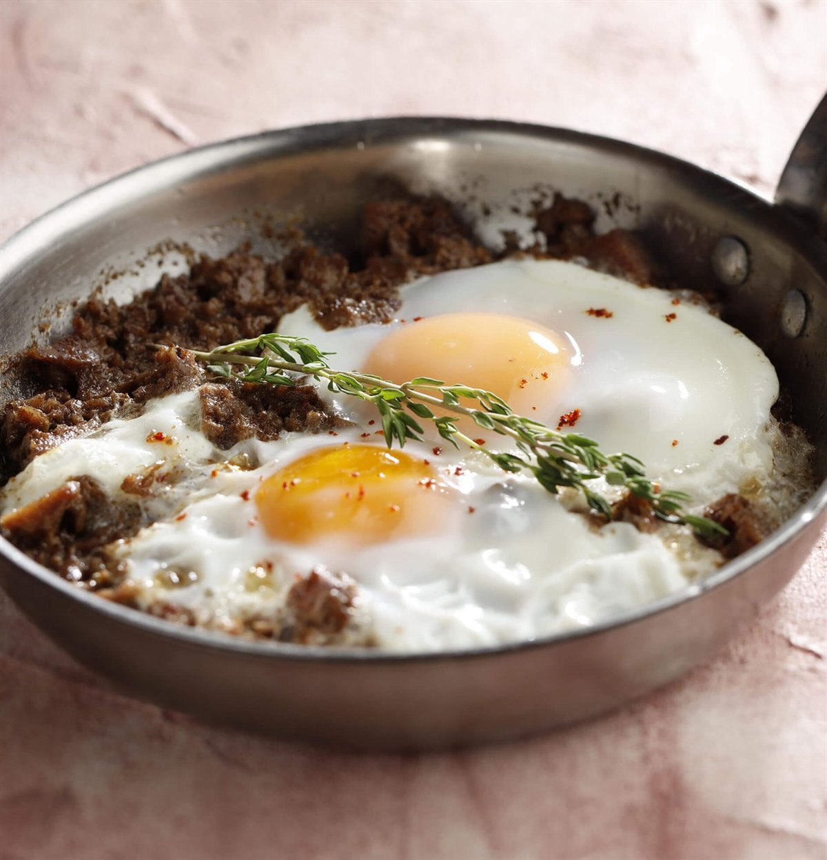 Sahanda Kavurmalı Yumurta