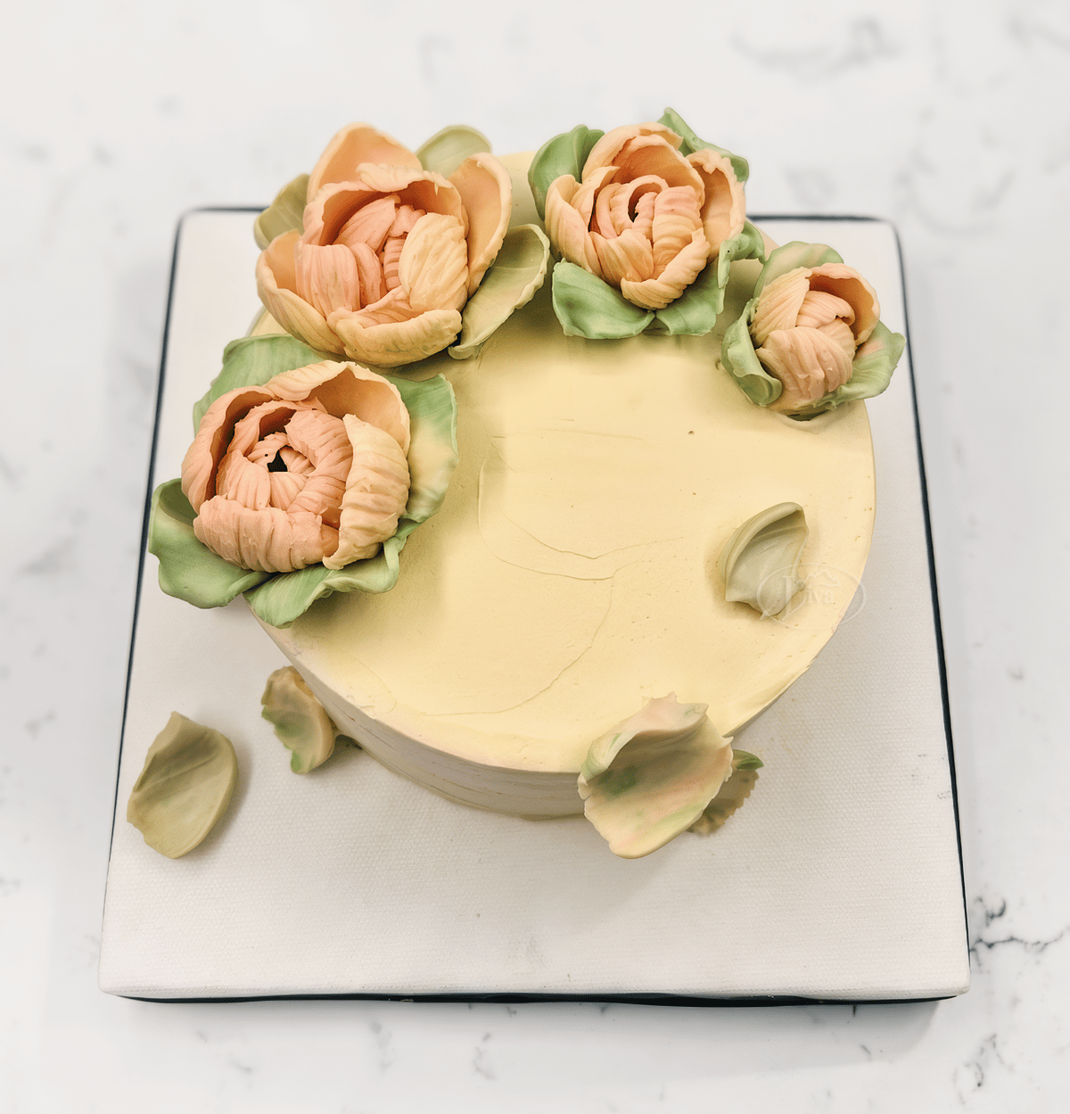 Şakayık Yapraklı Buttercream Özel Pasta