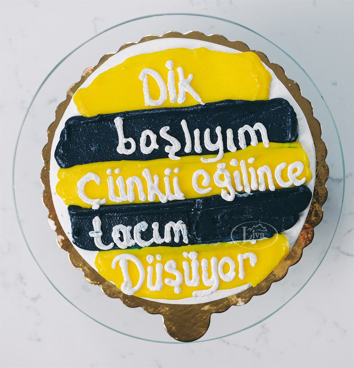Sarı Lacivert Aforizmalı Pasta