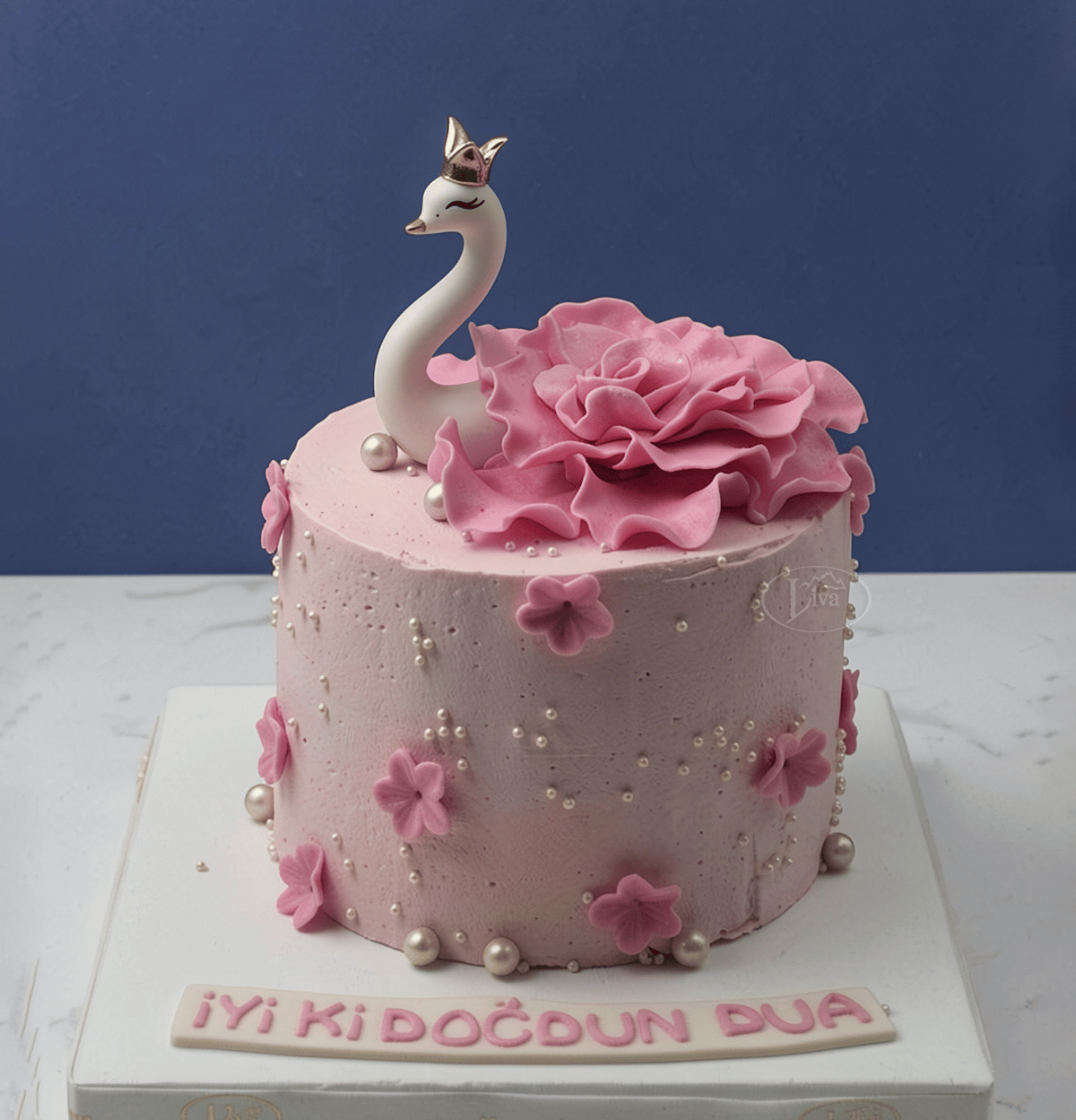 Taçlı Kuğu ve Pembe Katmer Gül Özel Pasta