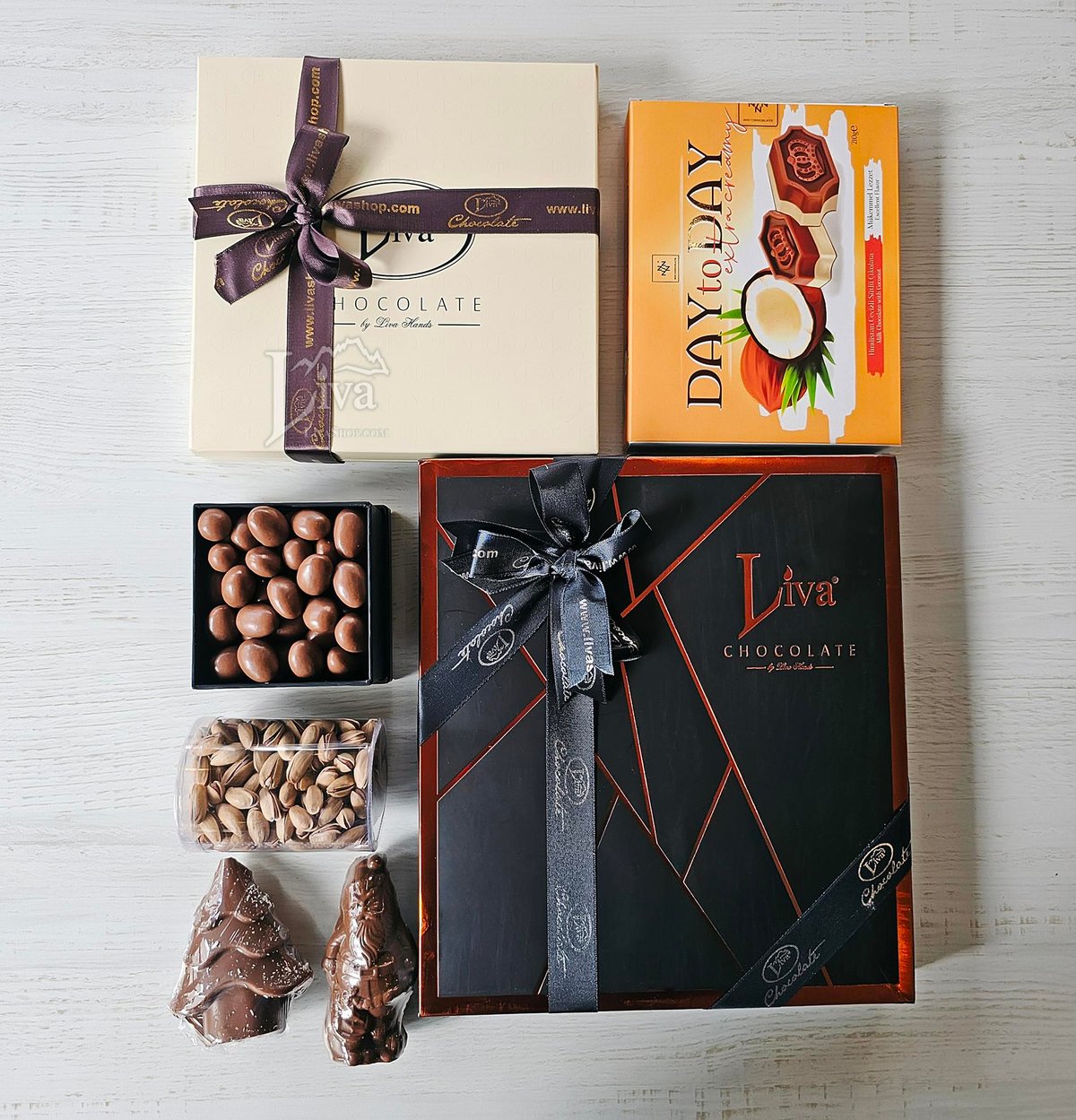 Tatlı Yılbaşı Piramidi Gümüş Çikolata Aranjman