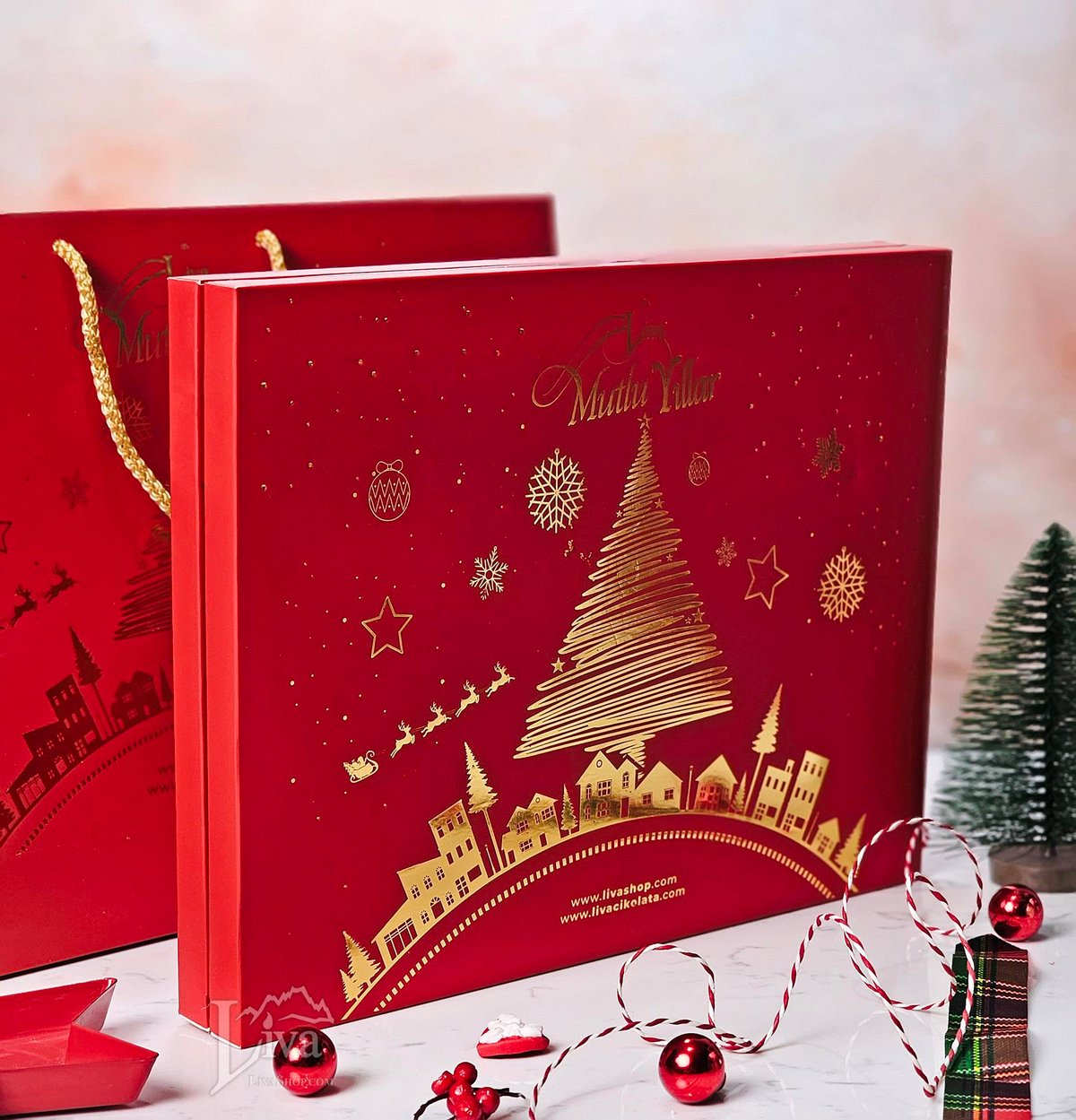 Yılbaşı Çam Ağacı Altında Madlen Çikolata Kutusu