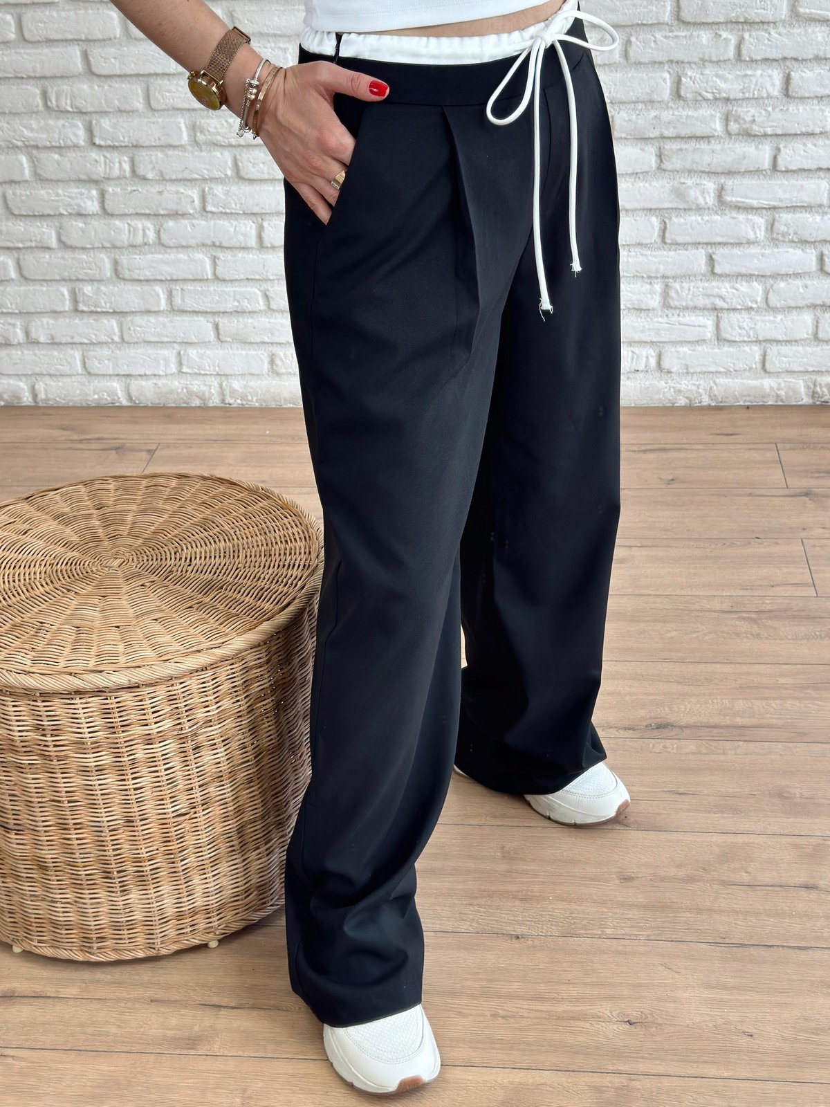 Beli Saten Detaylı Bağcıklı Pantolon SİYAH