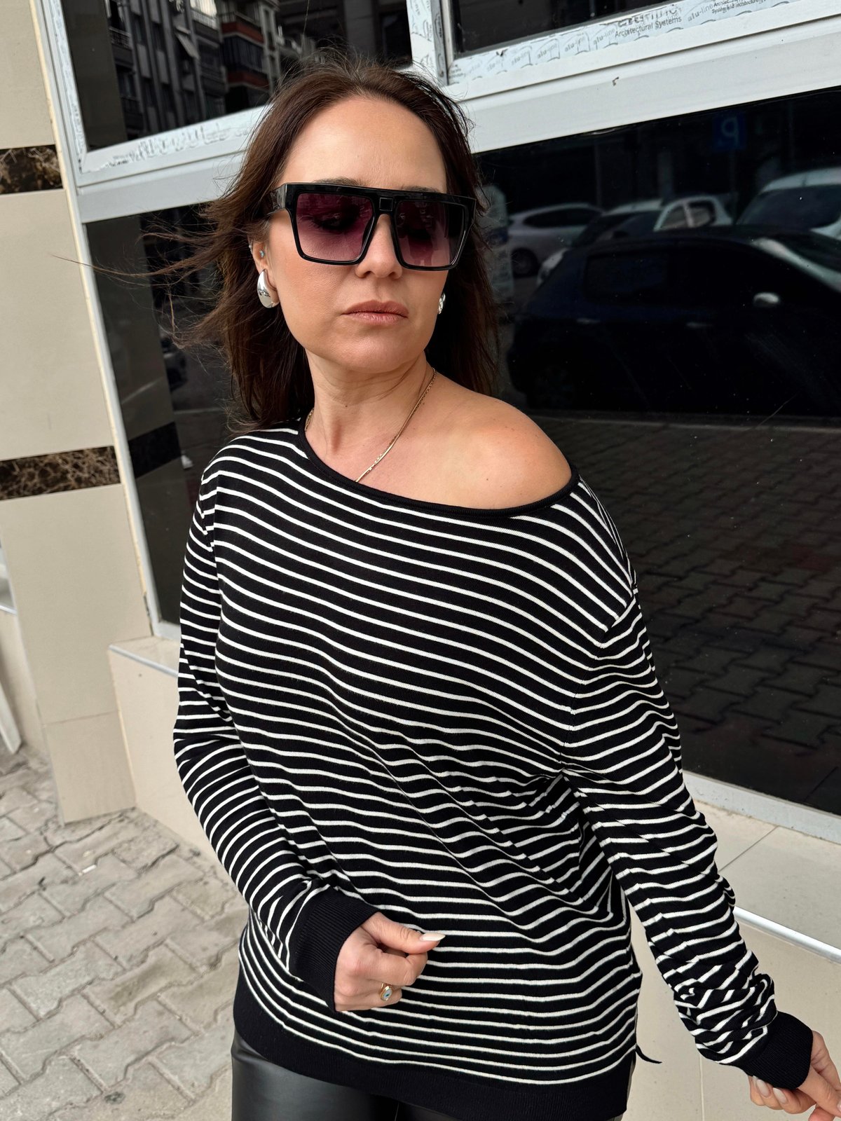 Kayık Yaka Yırtmaçlı Çizgili Triko SİYAH