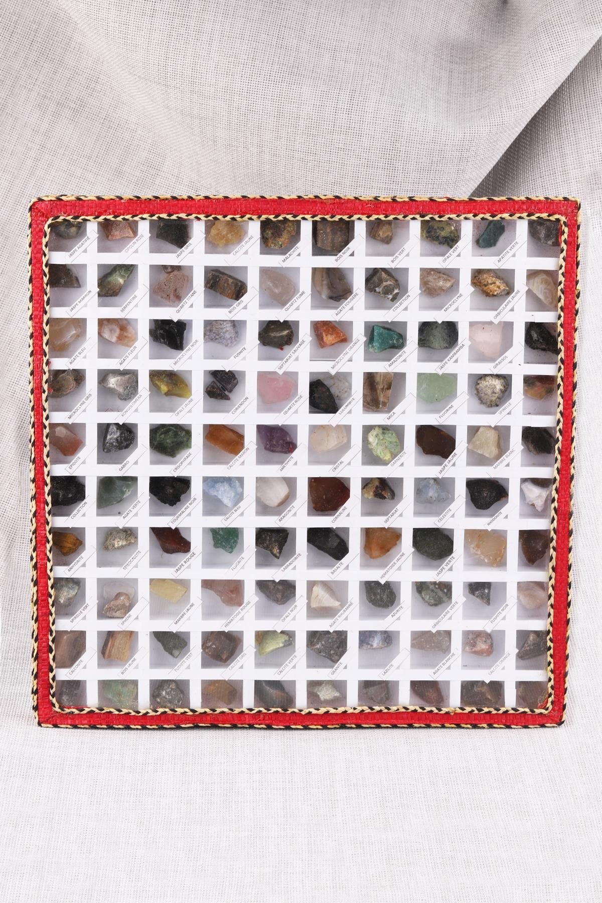 100 Farklı Doğal Taştan Oluşan Tablo