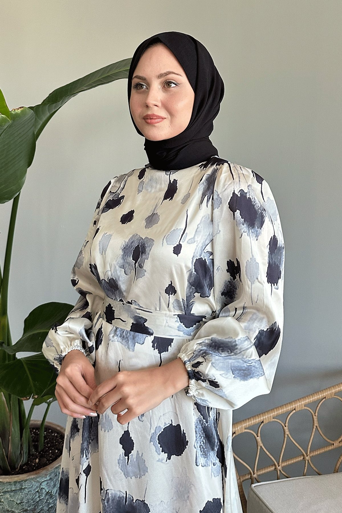 Çiçekli Kuşaklı Siyah Saten Elbise