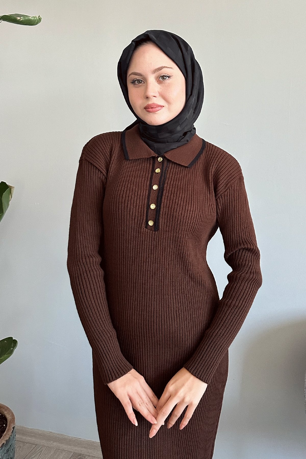 Yakası Biyeli Acı Kahve Triko Elbise