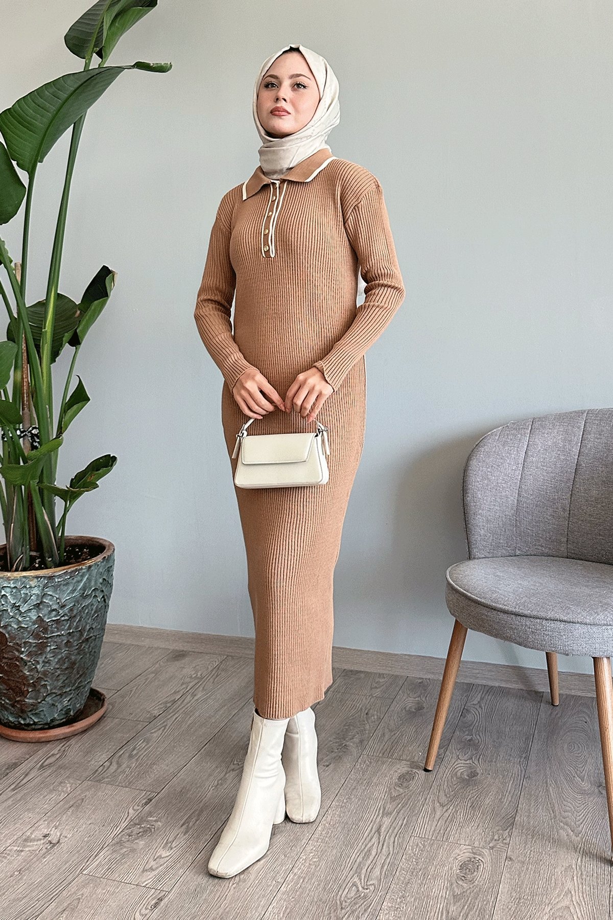 Yakası Biyeli Camel Triko Elbise