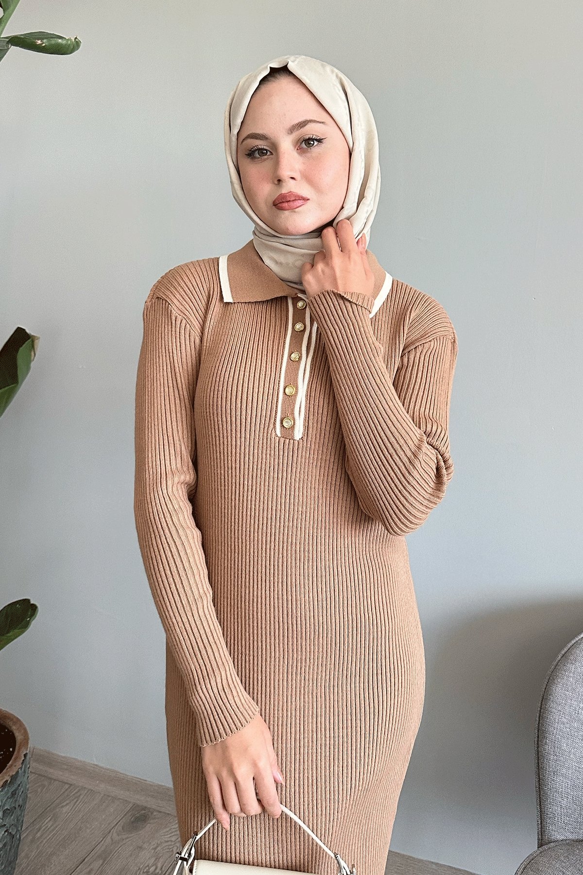Yakası Biyeli Camel Triko Elbise
