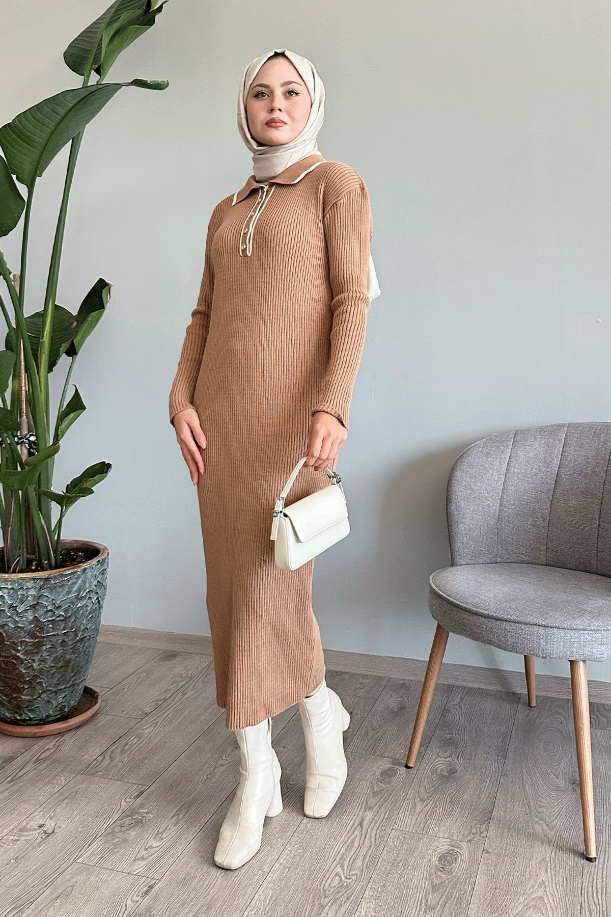 Yakası Biyeli Camel Triko Elbise