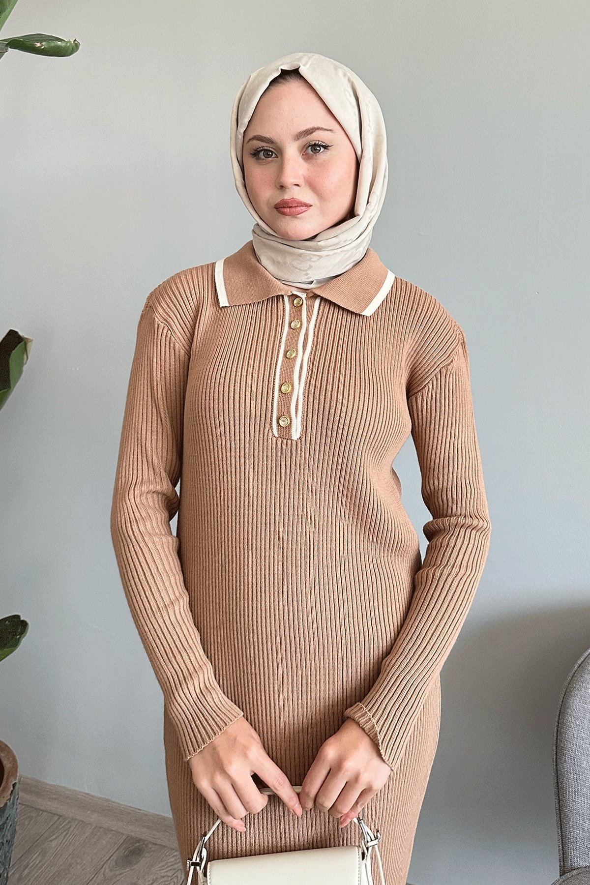 Yakası Biyeli Camel Triko Elbise